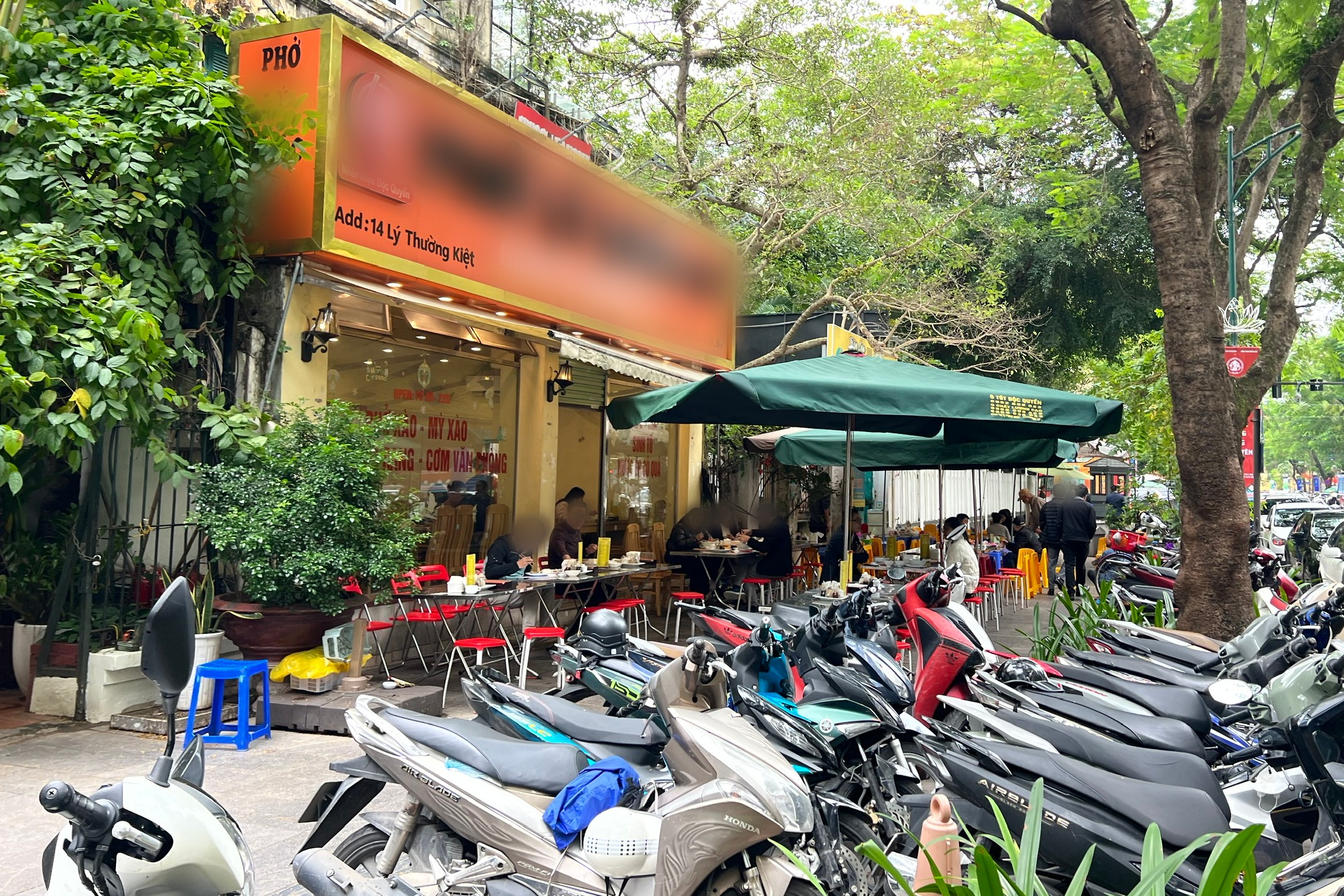 Hà Nội: Nhức nhối tình trạng chiếm dụng hè phố ở 3 phường thí điểm kiểu mẫu - Ảnh 2.