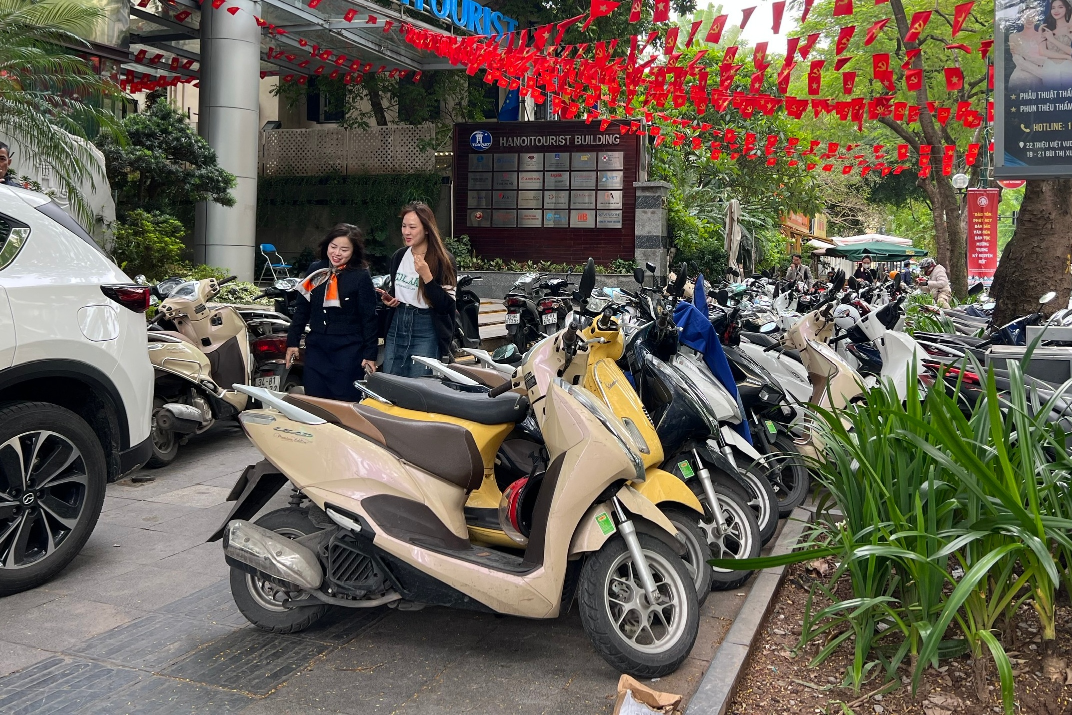 Hà Nội: Nhức nhối tình trạng chiếm dụng hè phố ở 3 phường thí điểm kiểu mẫu - Ảnh 1.