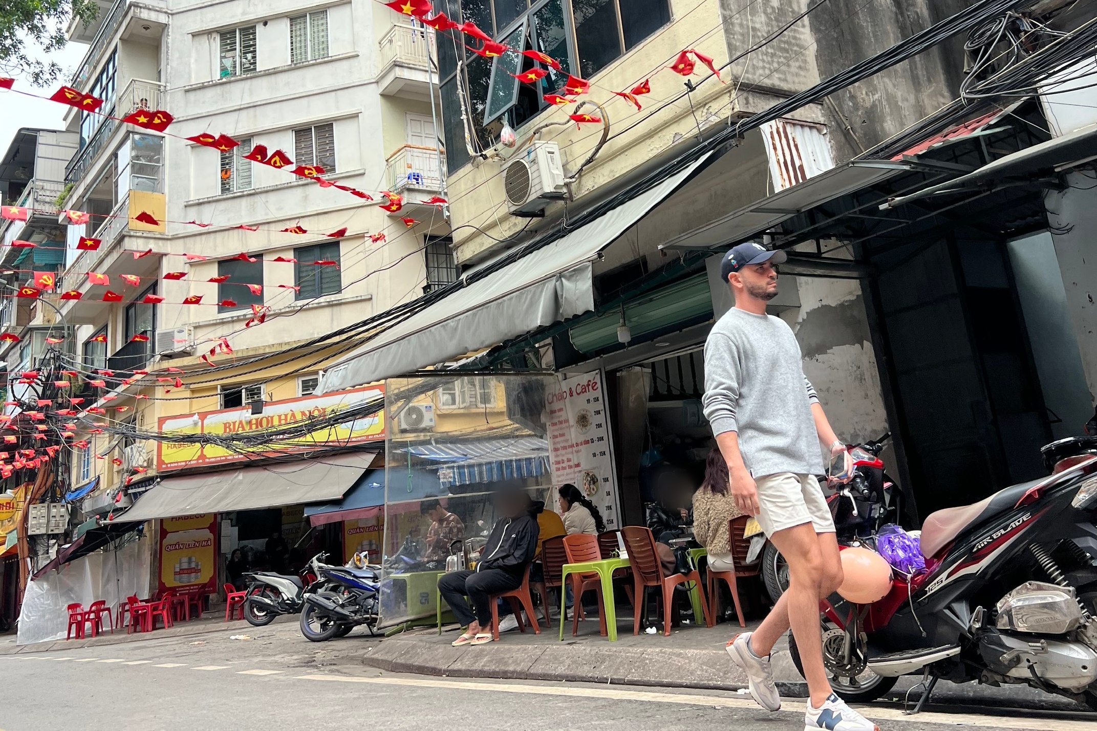 Hà Nội: Nhức nhối tình trạng chiếm dụng hè phố ở 3 phường thí điểm kiểu mẫu - Ảnh 7.