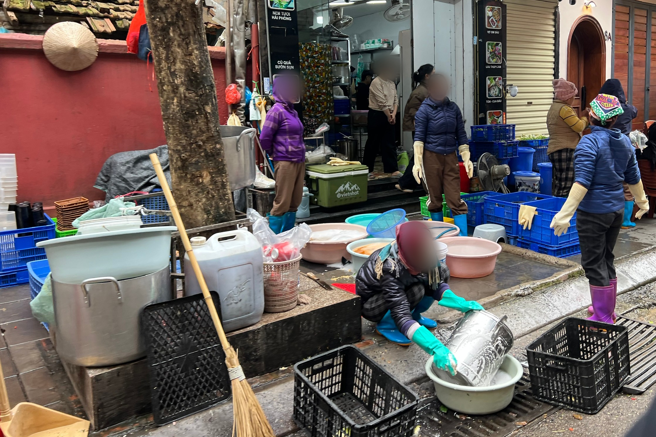 Hà Nội: Nhức nhối tình trạng chiếm dụng hè phố ở 3 phường thí điểm kiểu mẫu - Ảnh 8.