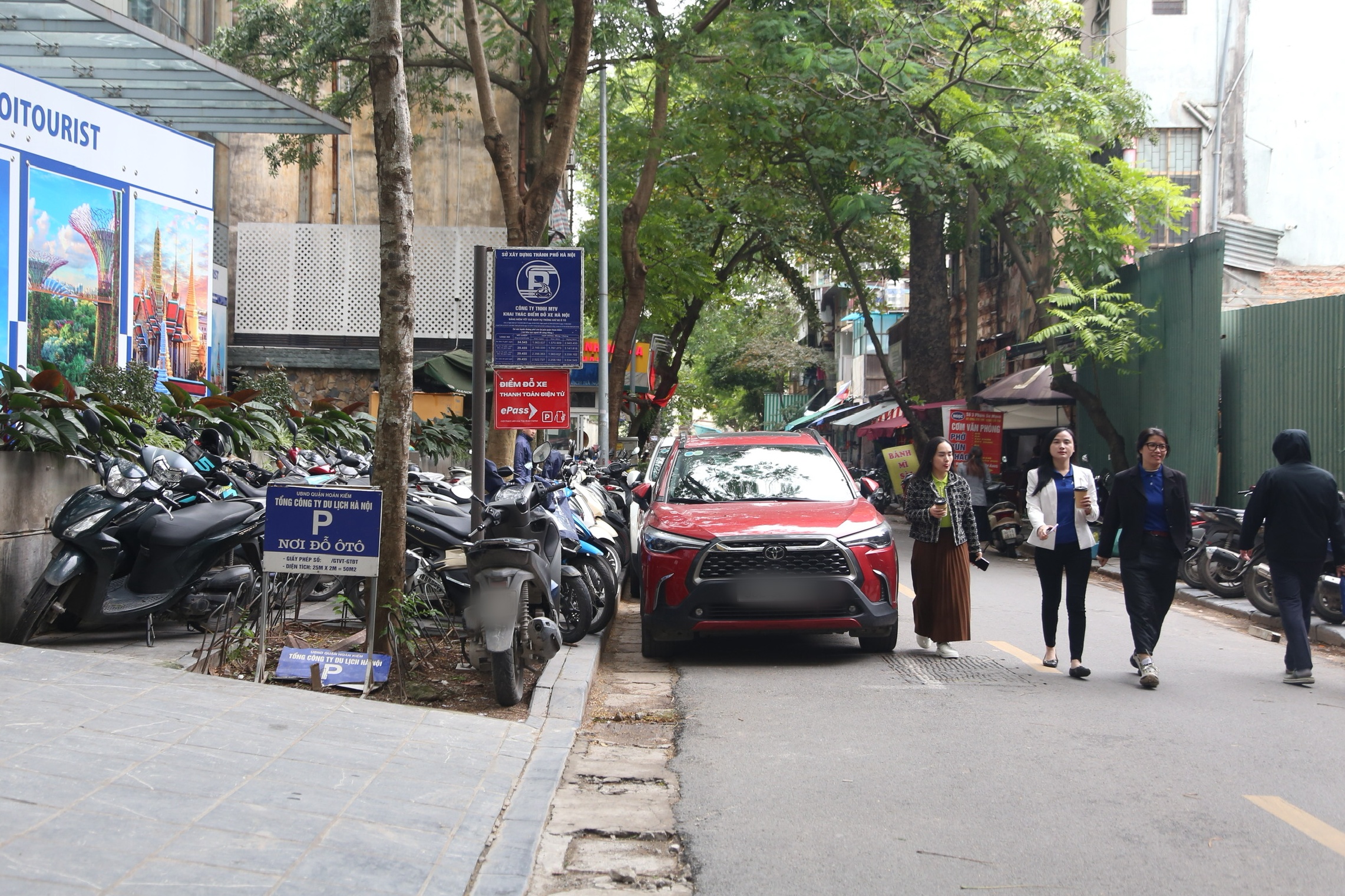 Hà Nội: Nhức nhối tình trạng chiếm dụng hè phố ở 3 phường thí điểm kiểu mẫu - Ảnh 3.