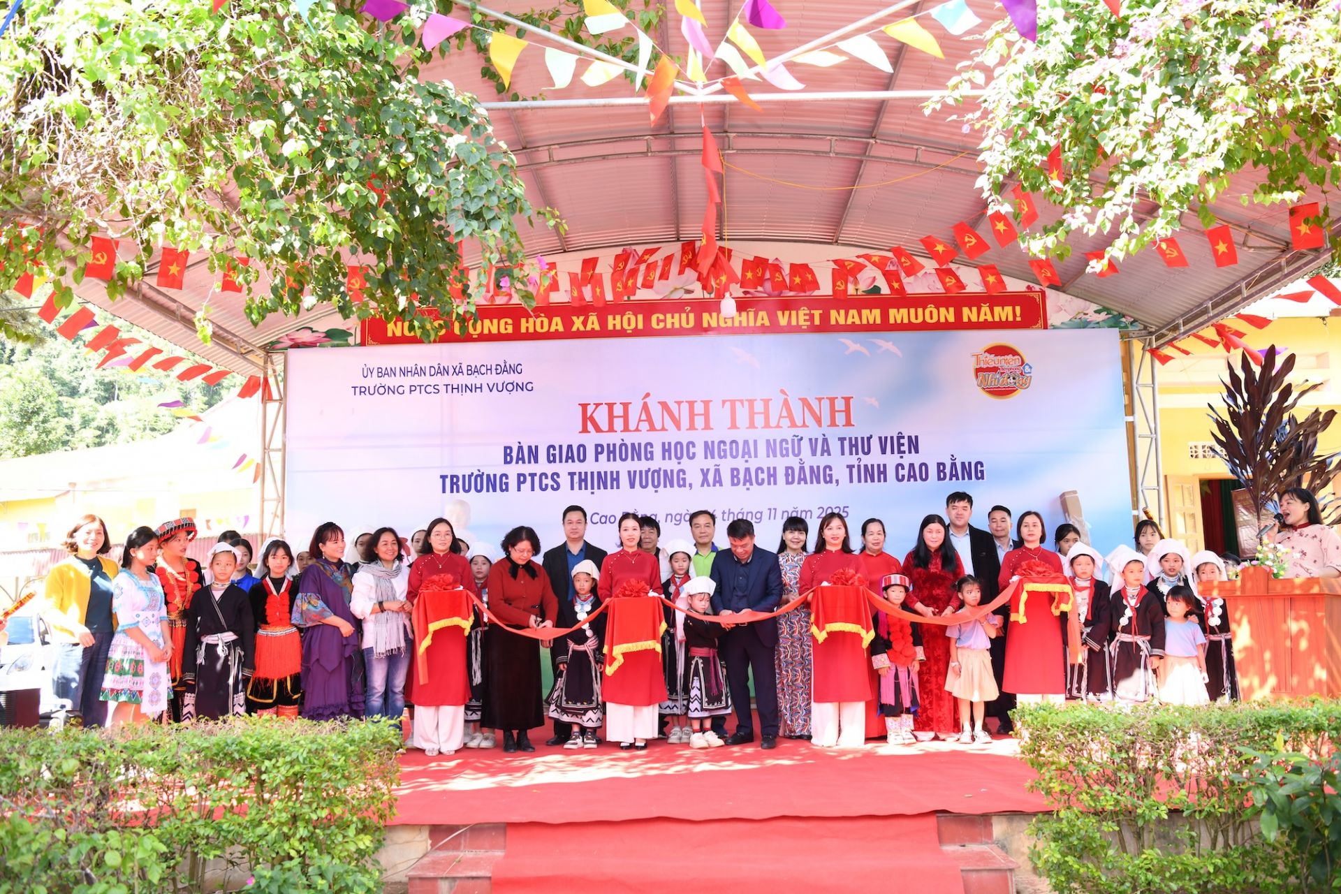 Món quà 800 triệu đồng tặng ngôi trường Thịnh Vượng - Ảnh 1.