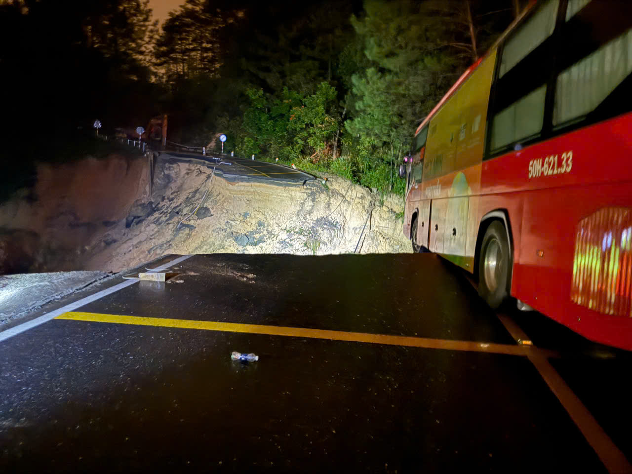 Giữa đêm sạt lở xé toạc đèo Mimosa, thêm đường vào Đà Lạt bị 'đóng'- Ảnh 2. Giữa đêm sạt lở xé toạc đèo Mimosa, thêm đường vào Đà Lạt bị 'đóng'- Ảnh 2.