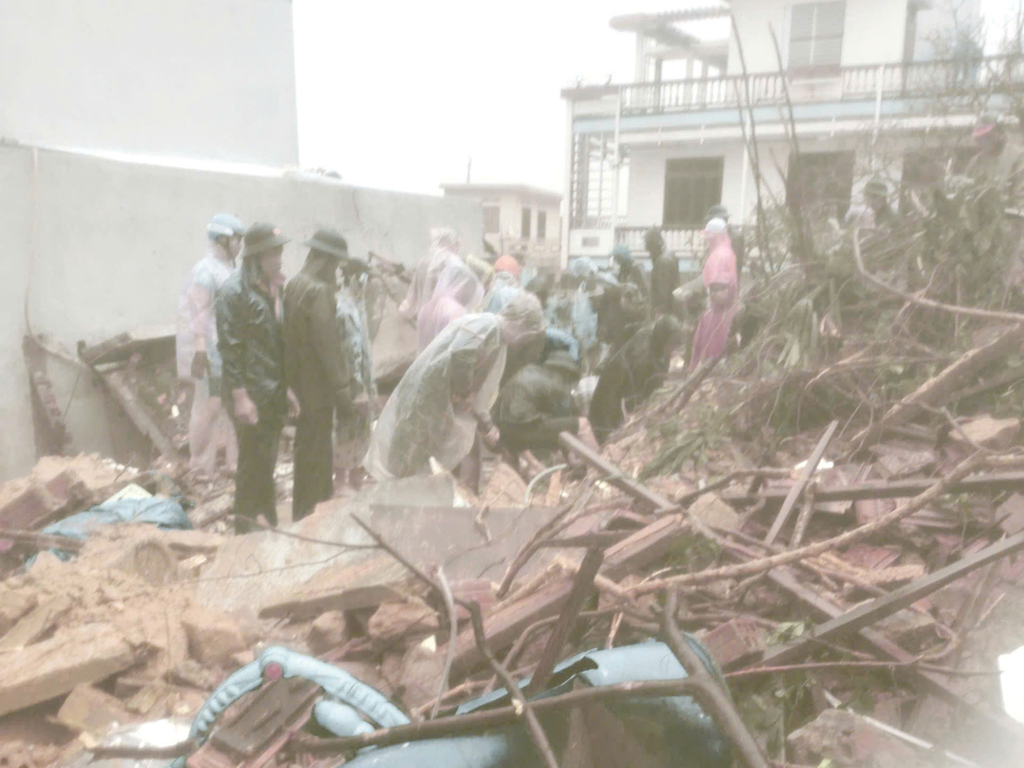 Sạt lở tại Quy Nhơn: Nỗ lực cứu cụ bà trong ngôi nhà bị vùi lấp - Ảnh 1.