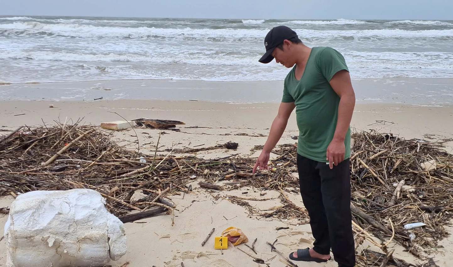 Phát hiện nhiều túi nghi ma túy khi đi nhặt củi dọc bờ biển- Ảnh 1.