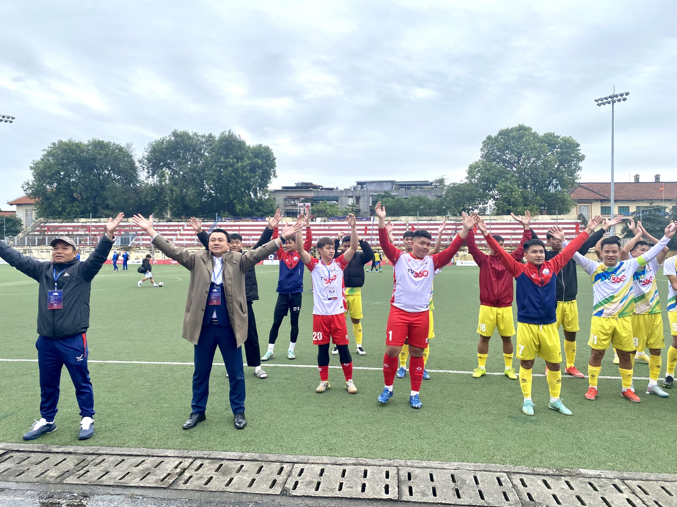 Trường ĐH Thủy Lợi và HUPES thắng tưng bừng, nhiều đội 'cóng' vì thời tiết quá lạnh- Ảnh 4. Trường ĐH Thủy Lợi và HUPES thắng tưng bừng, nhiều đội 'cóng' vì thời tiết quá lạnh- Ảnh 4.