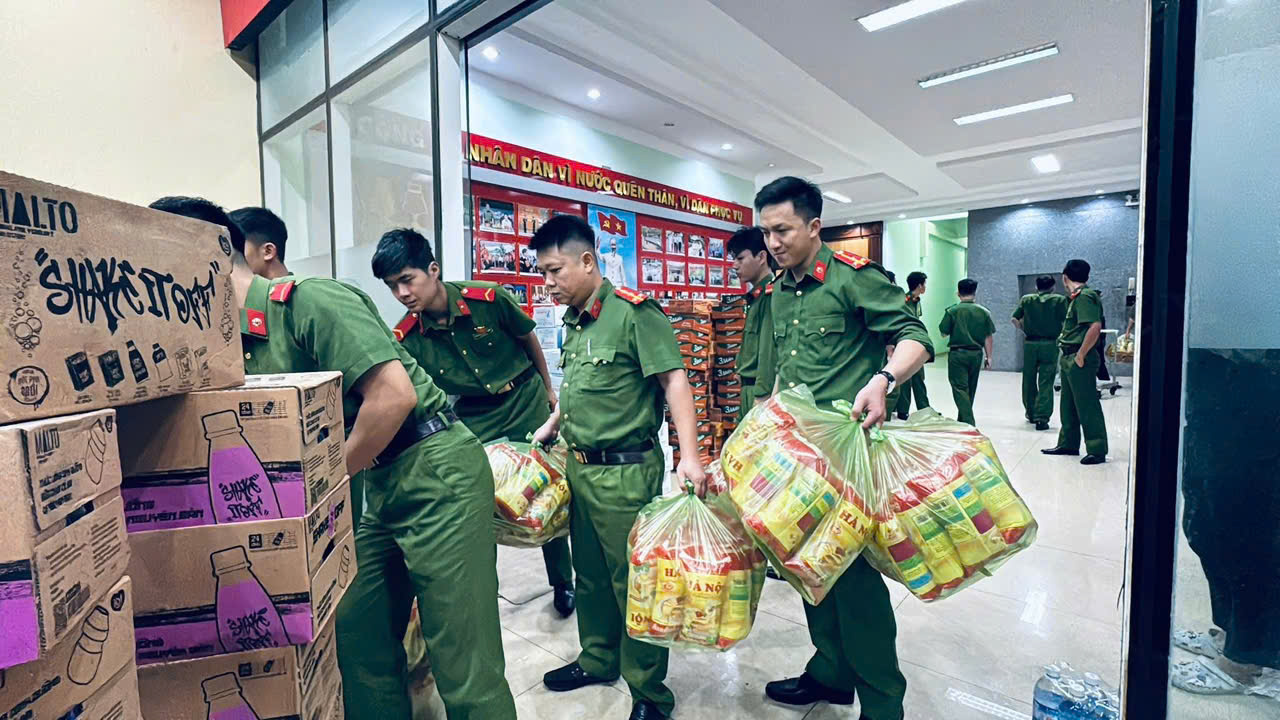 Công an Đắk Lắk xuyên đêm vận chuyển 10 tấn nhu yếu phẩm về vùng lũ - Ảnh 1.