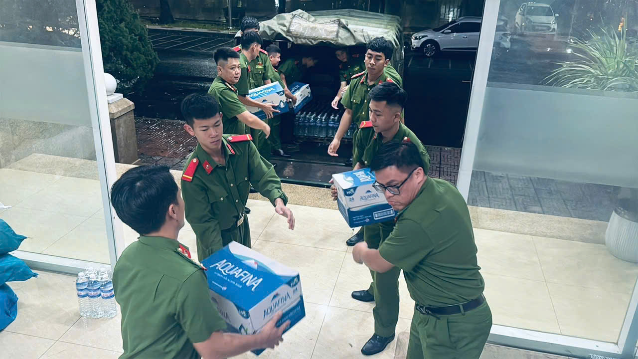 Công an Đắk Lắk xuyên đêm vận chuyển 10 tấn nhu yếu phẩm về vùng lũ - Ảnh 2.