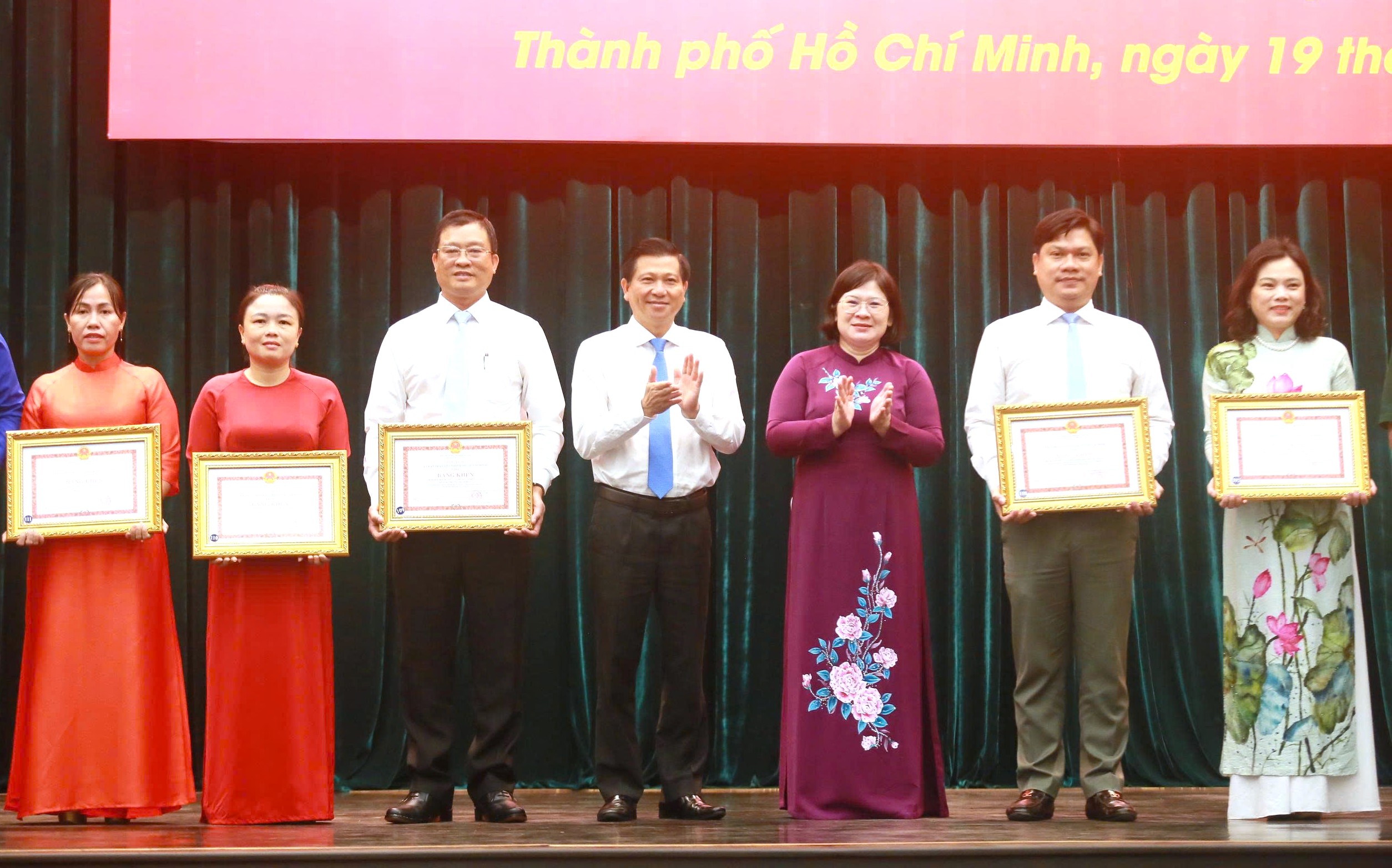 Thành ủy TP.HCM tuyên dương hơn 200 điển hình dân vận khéo - Ảnh 1.