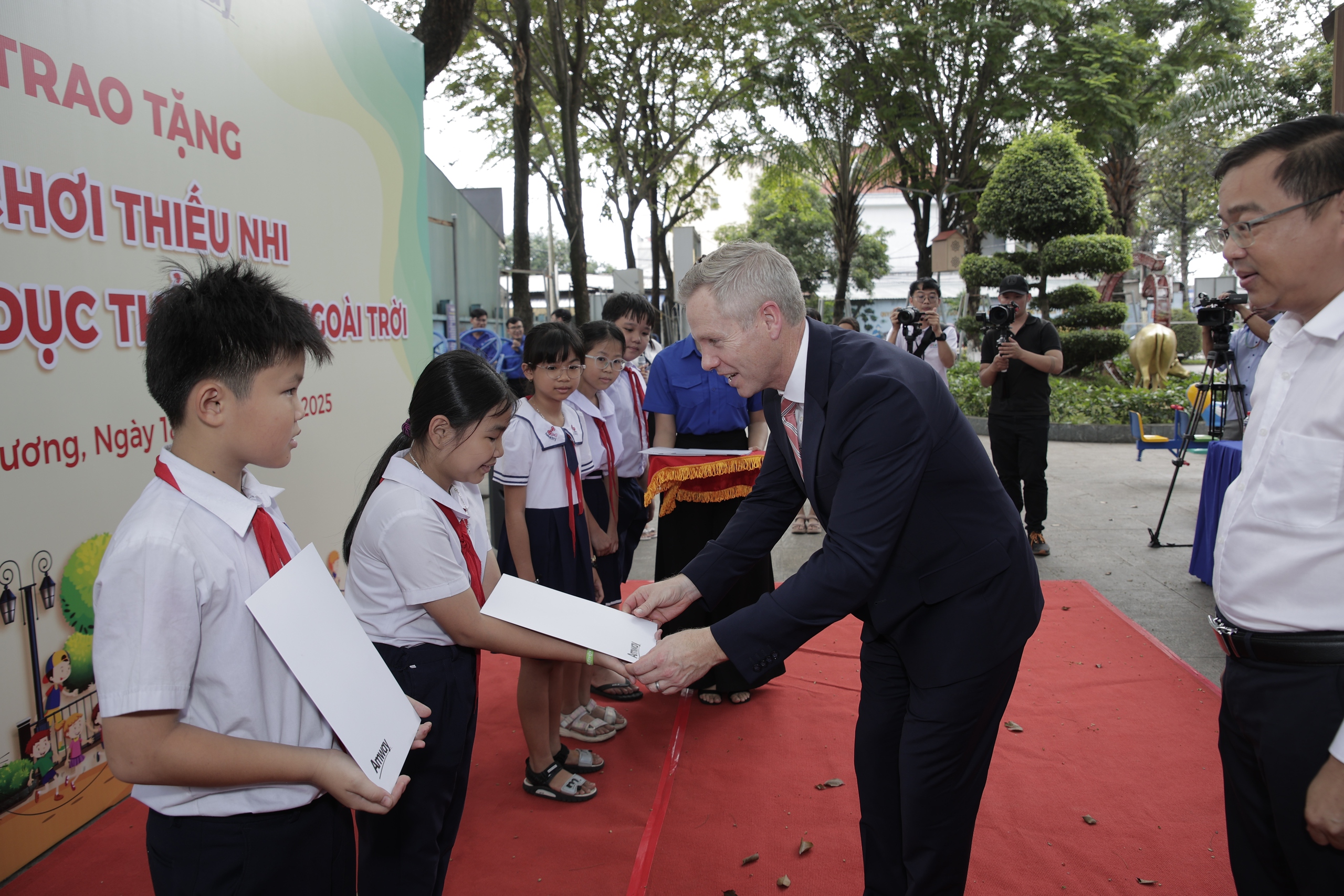 Lễ trao tặng sân chơi thiếu nhi và dụng cụ tập thể dục thể thao ngoài trời - Ảnh 3.