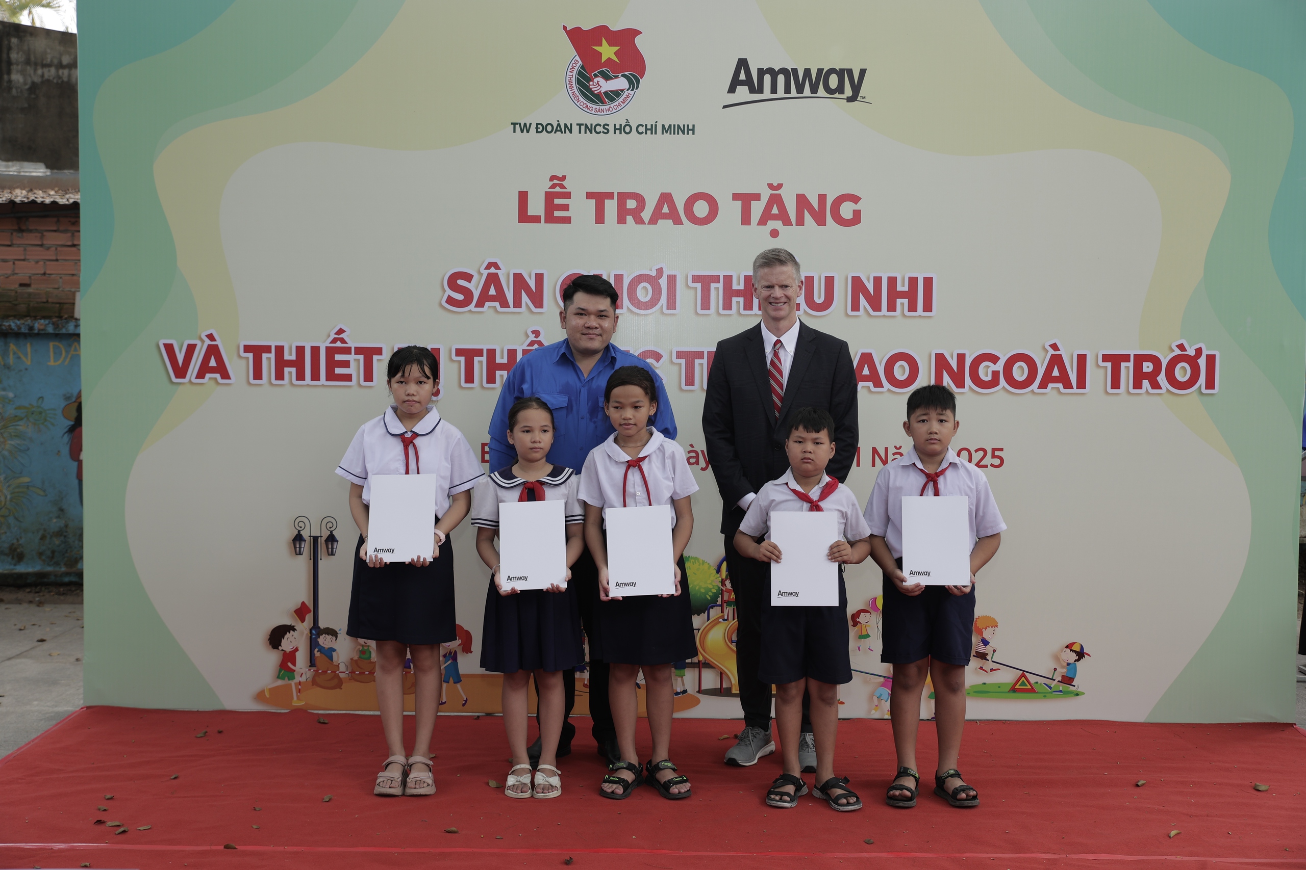 Lễ trao tặng sân chơi thiếu nhi và dụng cụ tập thể dục thể thao ngoài trời - Ảnh 4.