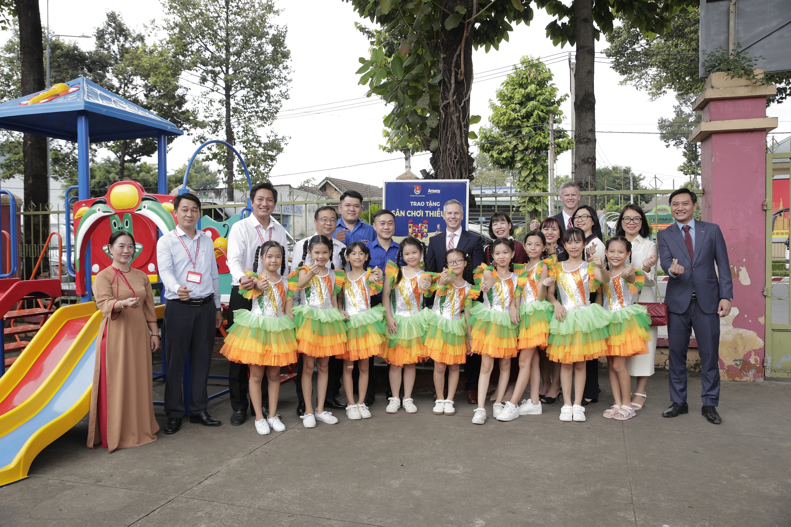 Lễ trao tặng sân chơi thiếu nhi và dụng cụ tập thể dục thể thao ngoài trời - Ảnh 2.