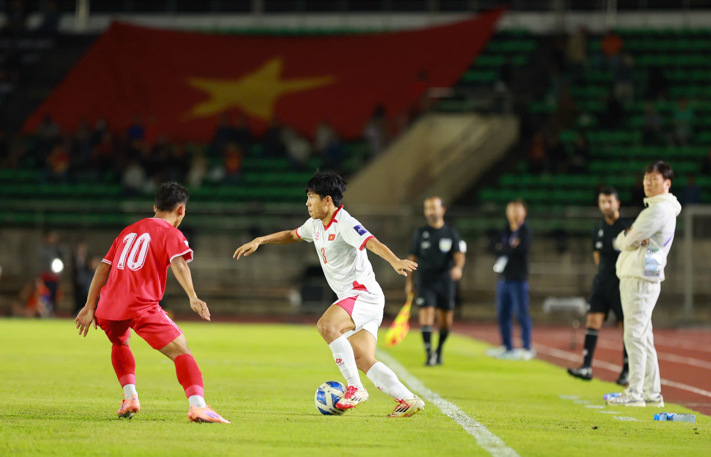 Najważniejsze momenty meczu reprezentacji Wietnamu z Laosem 2-0: Pan Kim otwiera atak, czekając na kontynuację z Malezją - zdjęcie 2. Điểm nhấn đội tuyển Việt Nam 2-0 Lào: Ông Kim mở khóa hàng công, chờ tiếp Malaysia- Ảnh 2.