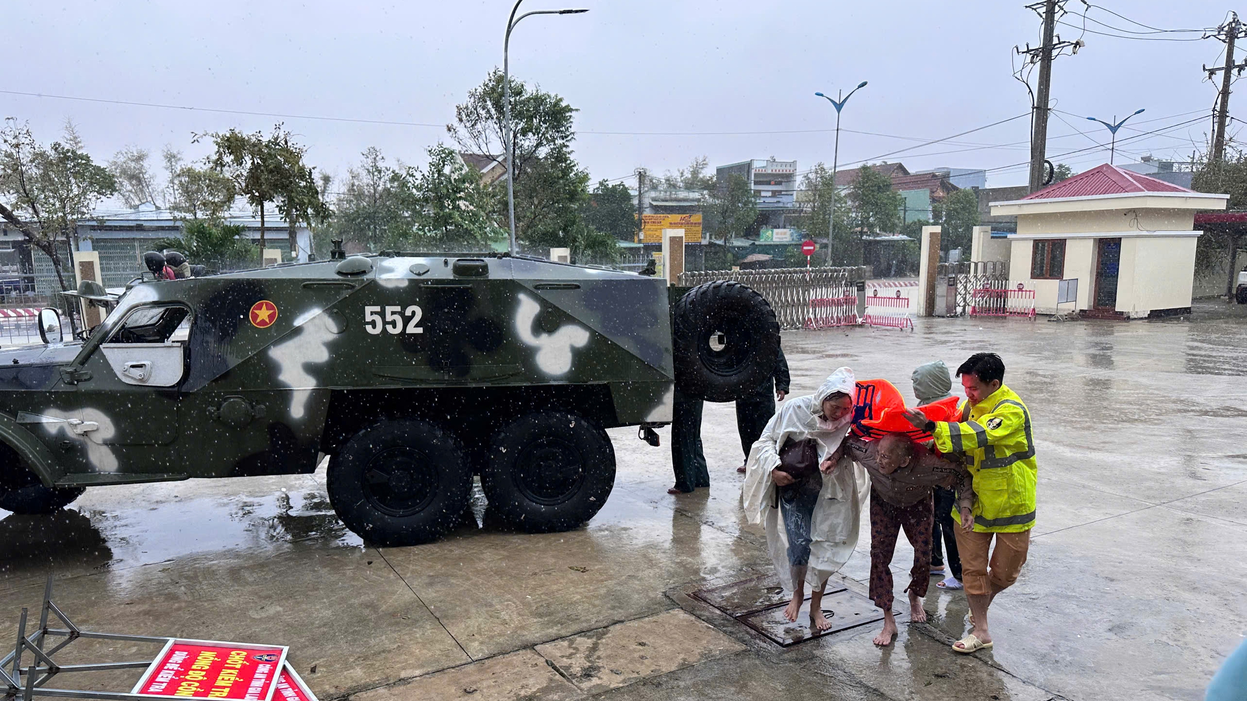 Gia Lai, Đắk Lắk, Khánh Hòa khẩn cấp chống lũ lịch sử - Ảnh 4.