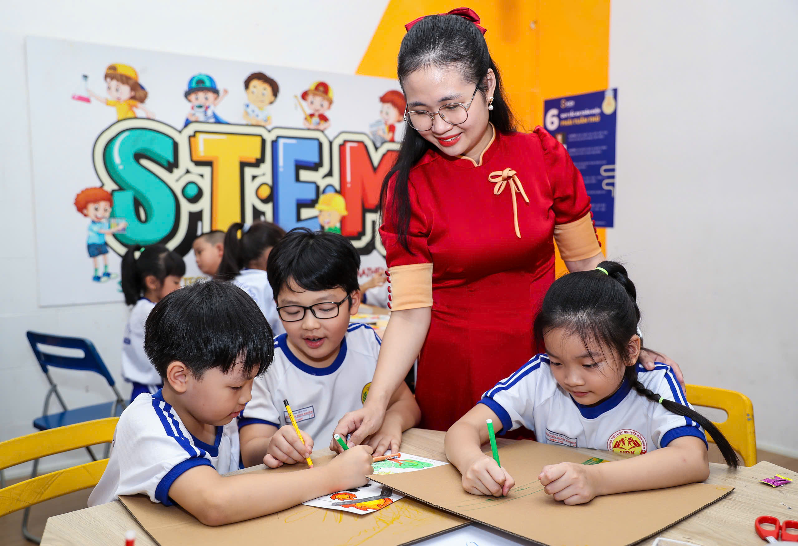 Ngày Nhà giáo Việt Nam: Yêu thương và truyền cảm hứng - Ảnh 1.