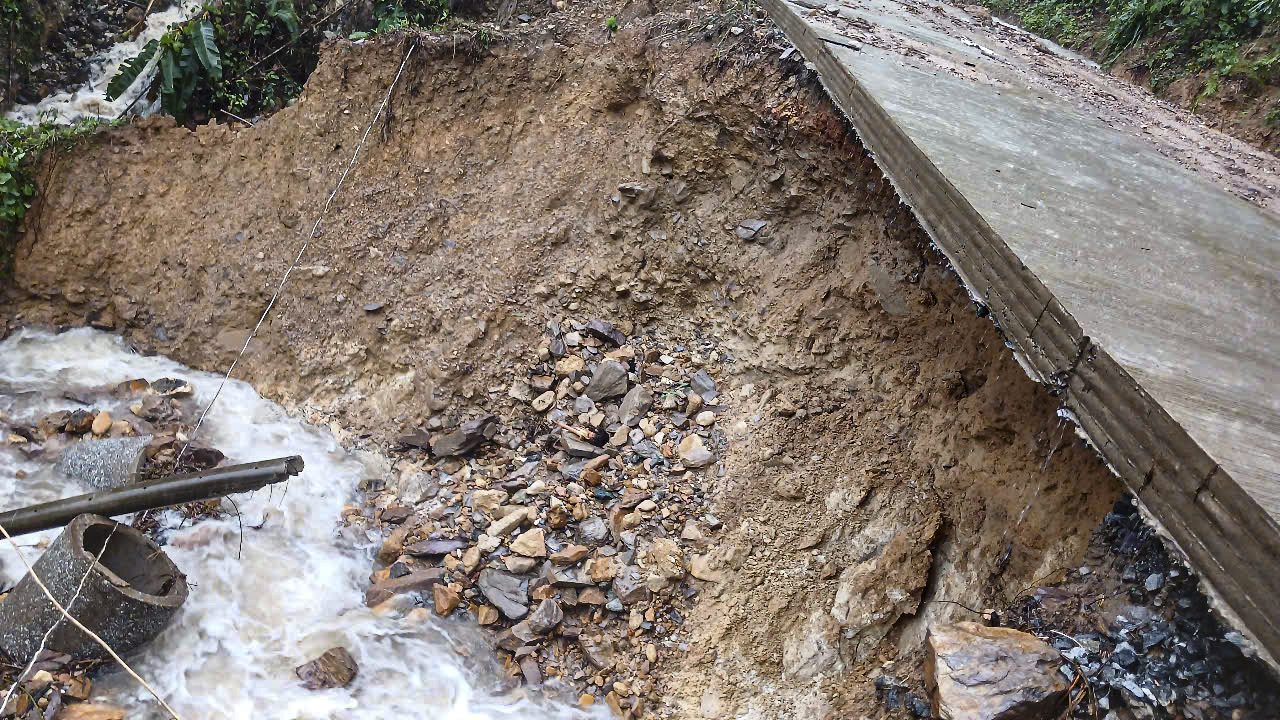 Quảng Ngãi: Biển động rất mạnh, tuyến Sa Kỳ - Lý Sơn tạm dừng hoạt động- Ảnh 4.