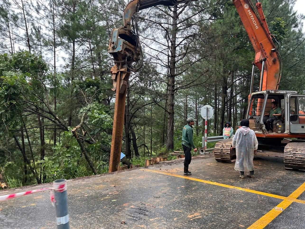 Khẩn cấp gia cố điểm sạt lở đèo Mimosa trên đường lên Đà Lạt- Ảnh 2. Khẩn cấp gia cố điểm sạt lở đèo Mimosa trên đường lên Đà Lạt- Ảnh 2.