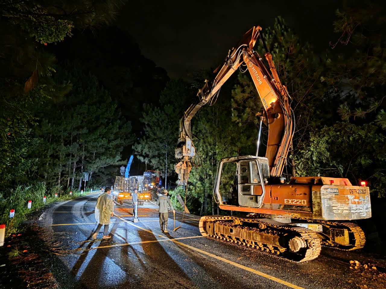 Khẩn cấp gia cố điểm sạt lở đèo Mimosa trên đường lên Đà Lạt- Ảnh 1. Khẩn cấp gia cố điểm sạt lở đèo Mimosa trên đường lên Đà Lạt- Ảnh 1.