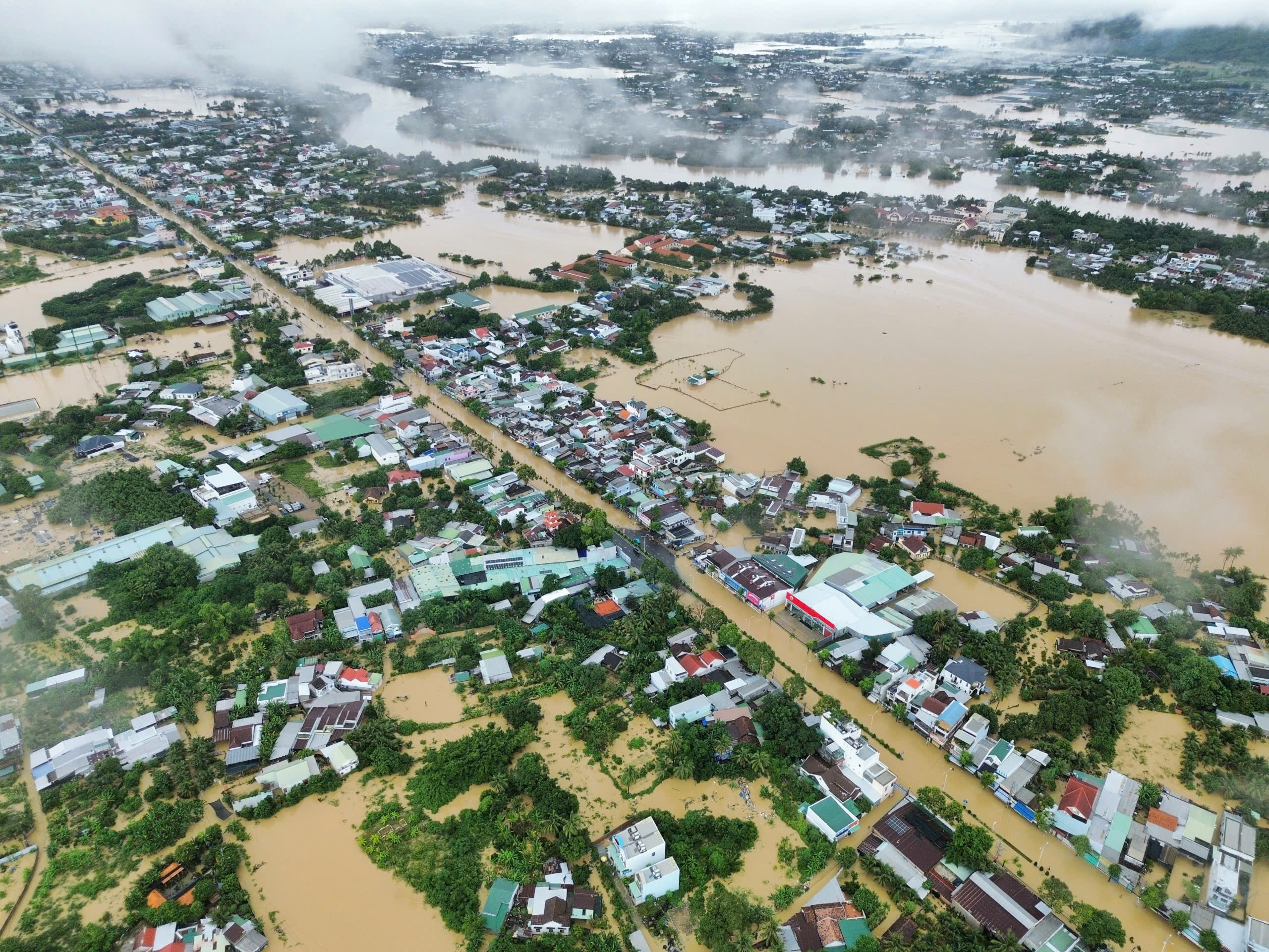 Nước sông Cái Nha Trang lên cao trở lại trưa 19.11, mưa to toàn tỉnh Khánh Hòa - Ảnh 2.