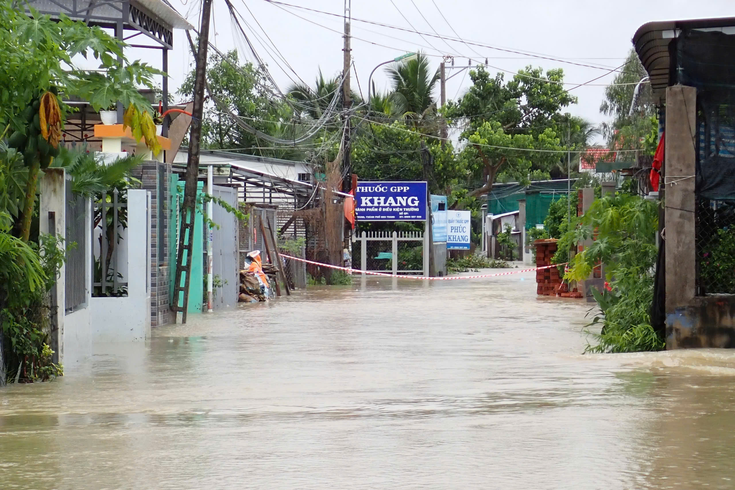 Người dân Nha Trang chật vật vì nước ngập, đường chia cắt - Ảnh 4.