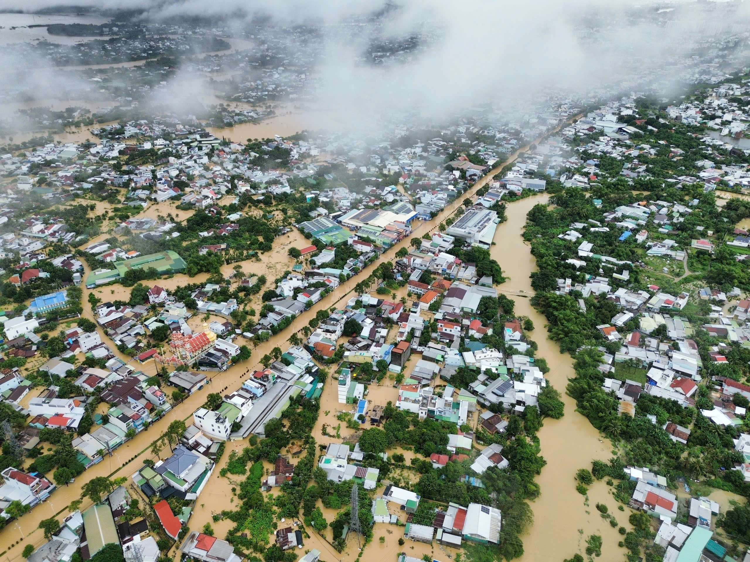 Nha Trang mênh mông biển nước vì lũ chồng lũ - Ảnh 1.