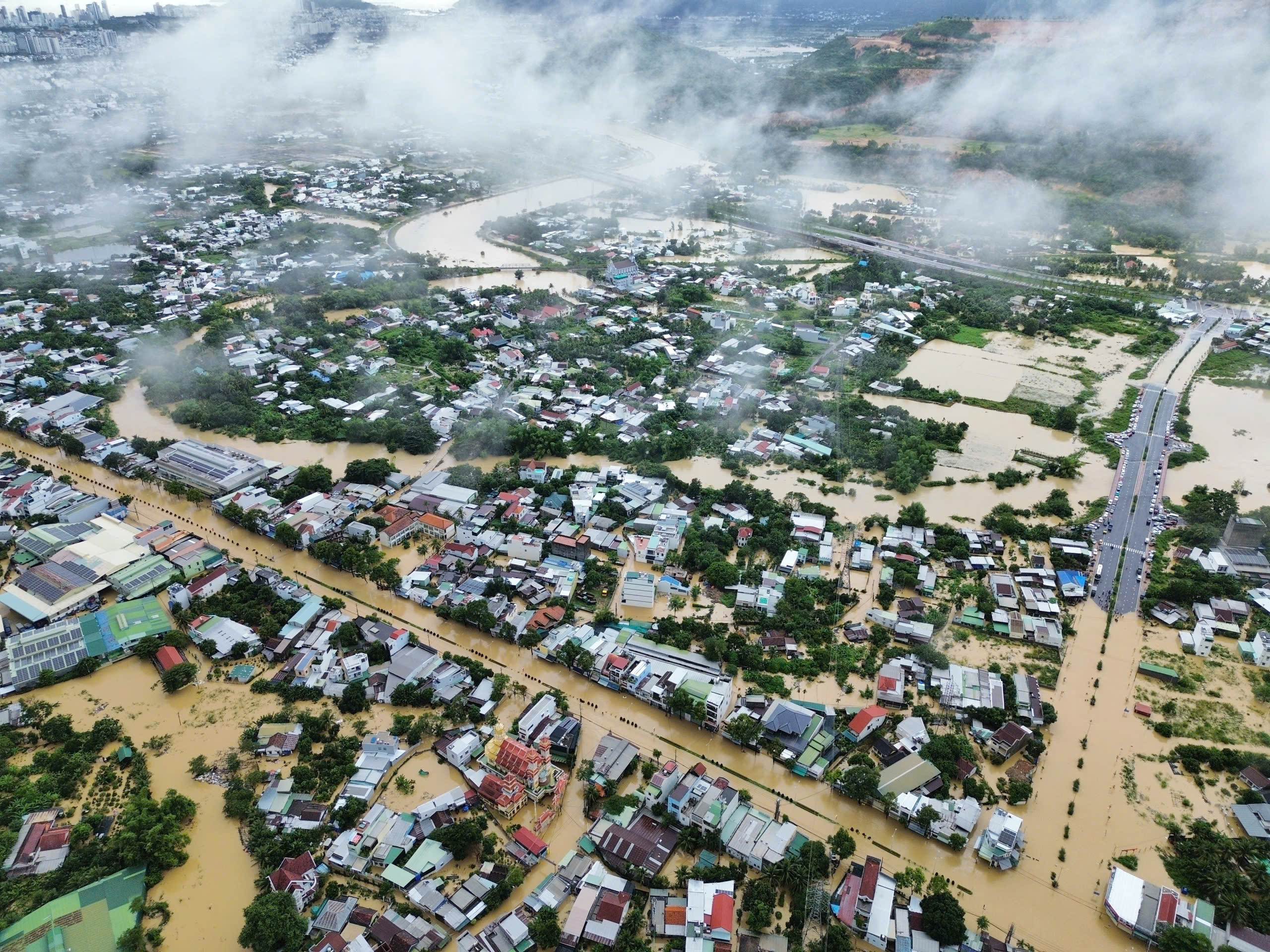 Nha Trang mênh mông biển nước vì lũ chồng lũ - Ảnh 10.