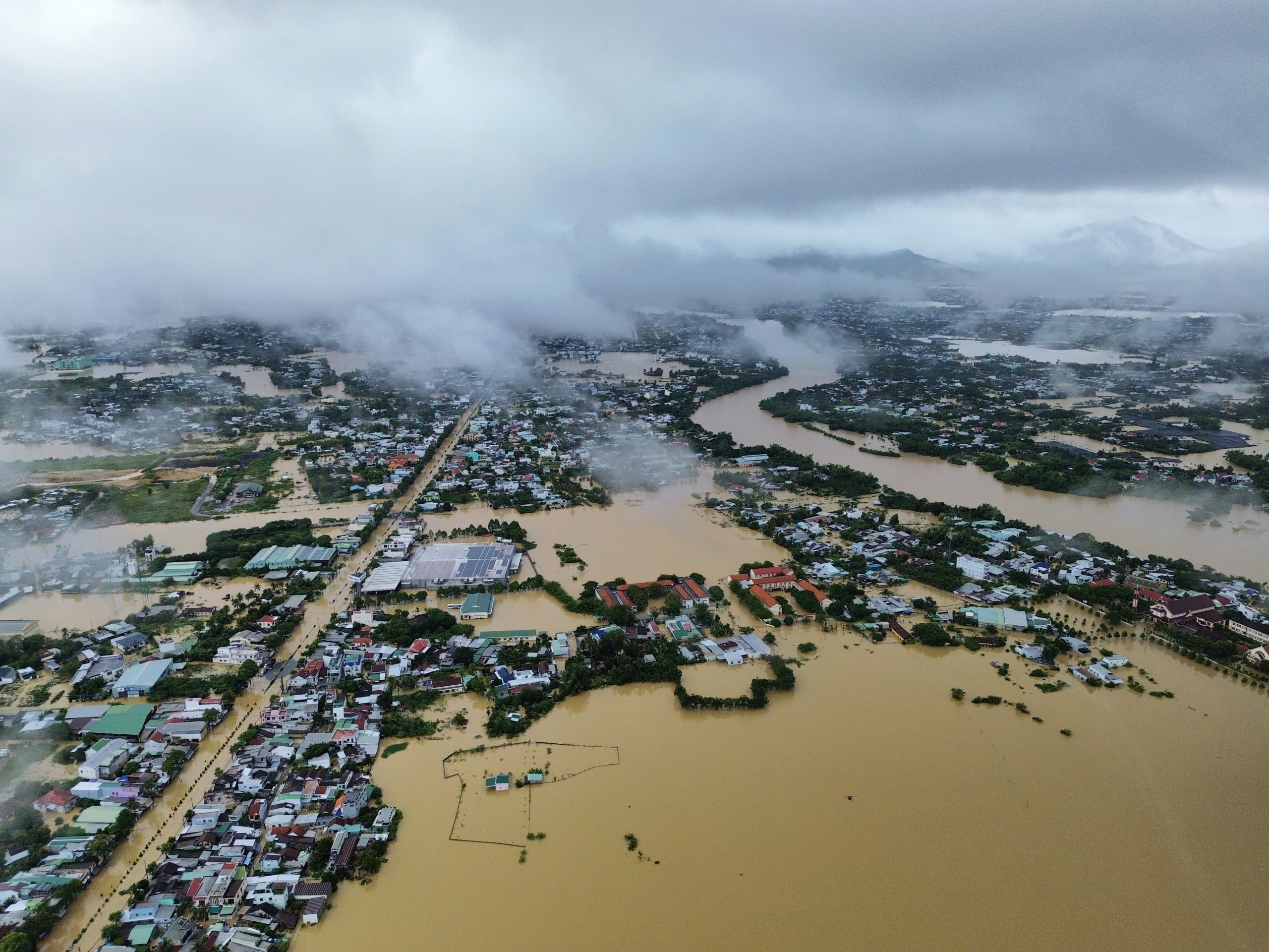 Nha Trang mênh mông biển nước vì lũ chồng lũ - Ảnh 2.