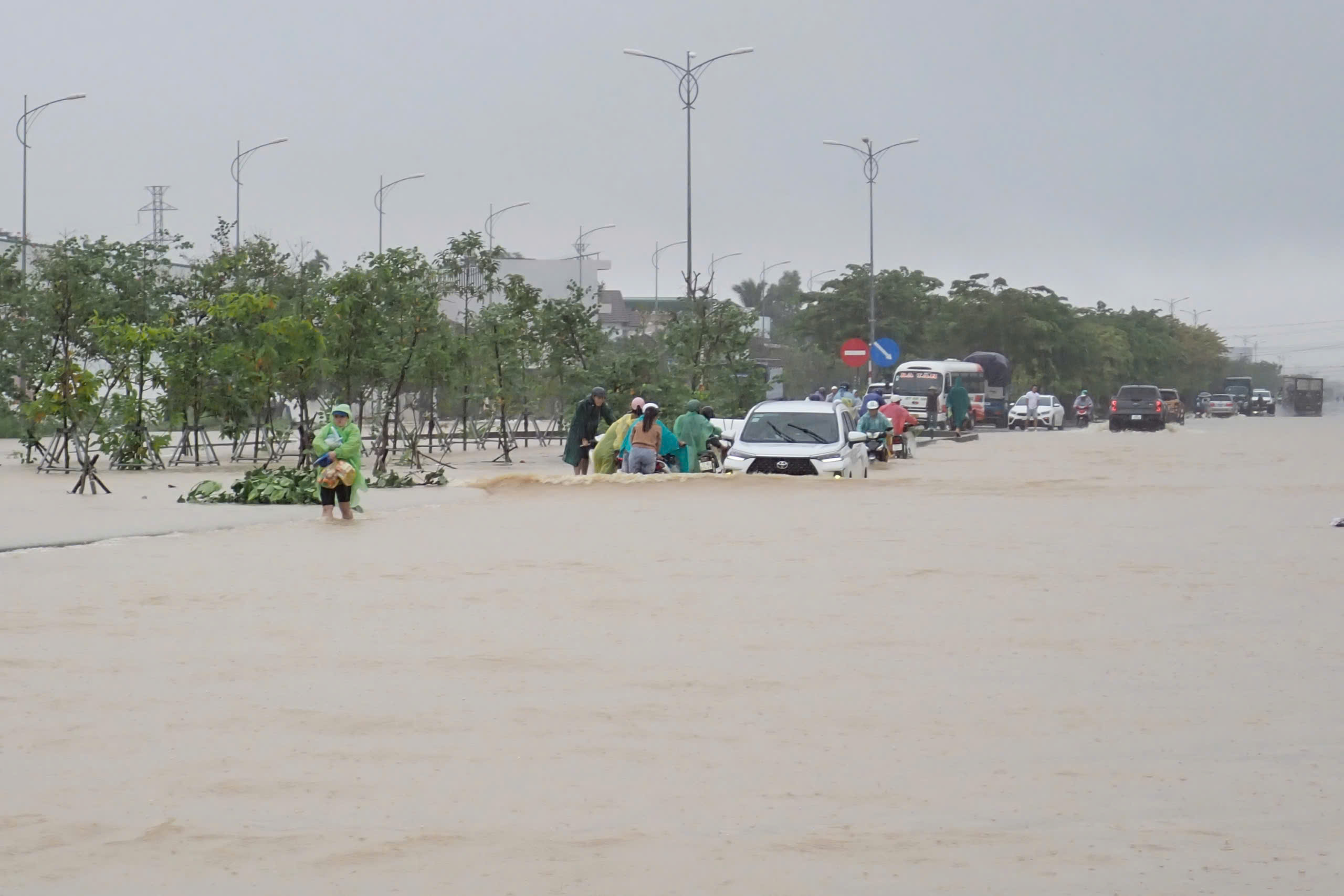 Nha Trang mênh mông biển nước vì lũ chồng lũ - Ảnh 3.