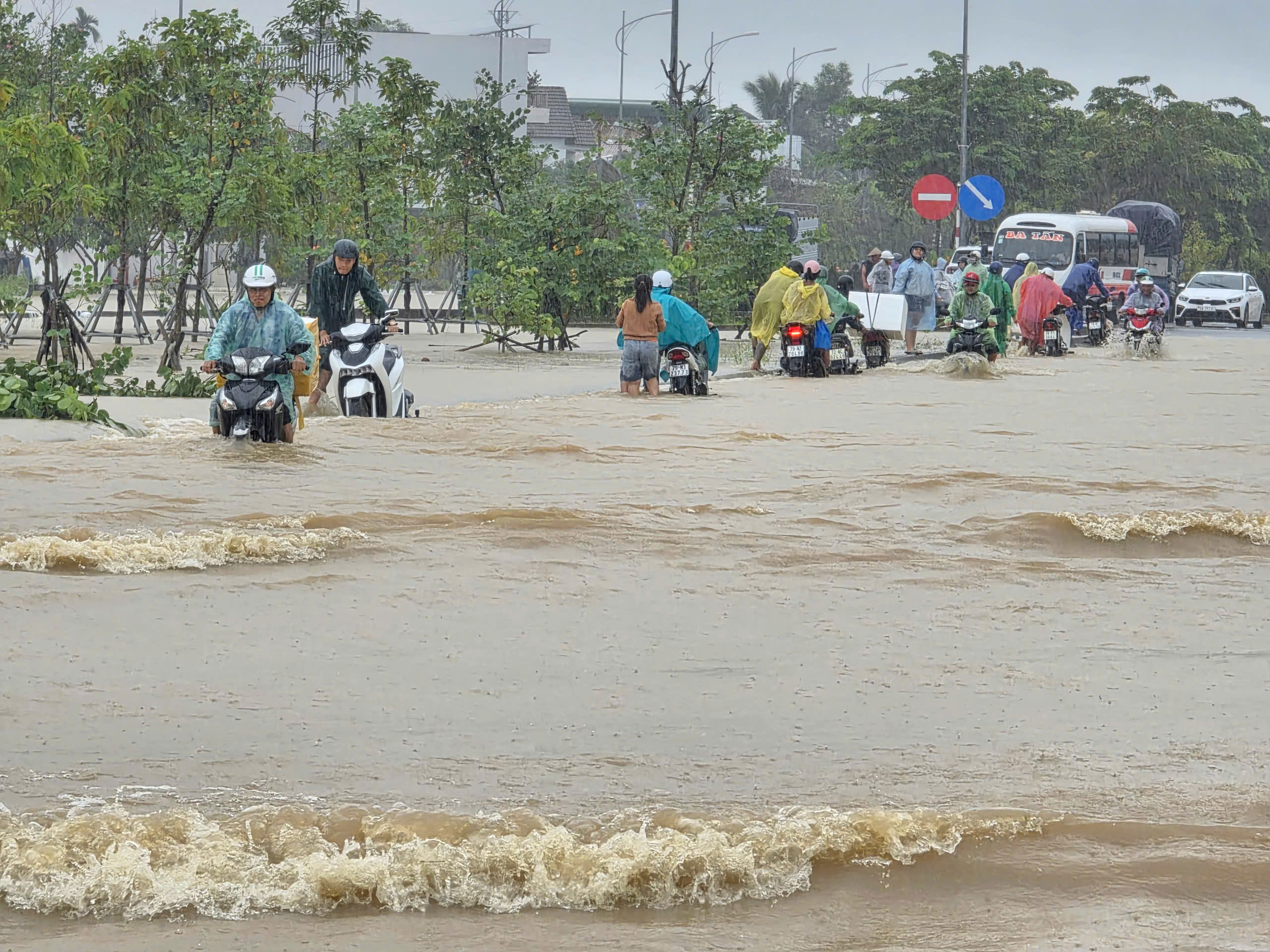 Người dân Nha Trang chật vật vì nước ngập, đường chia cắt - Ảnh 2.