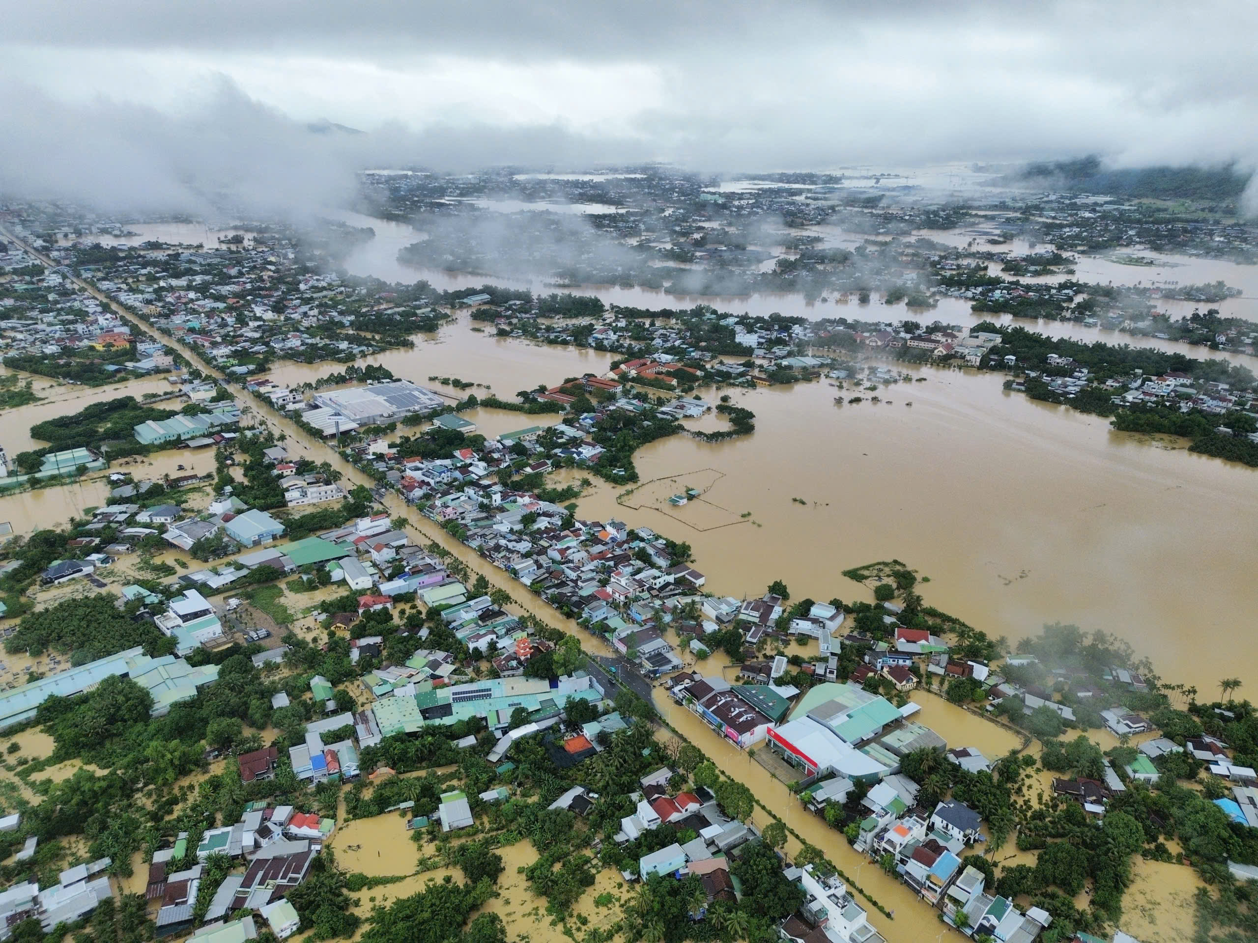 Nha Trang mênh mông biển nước vì lũ chồng lũ - Ảnh 13.