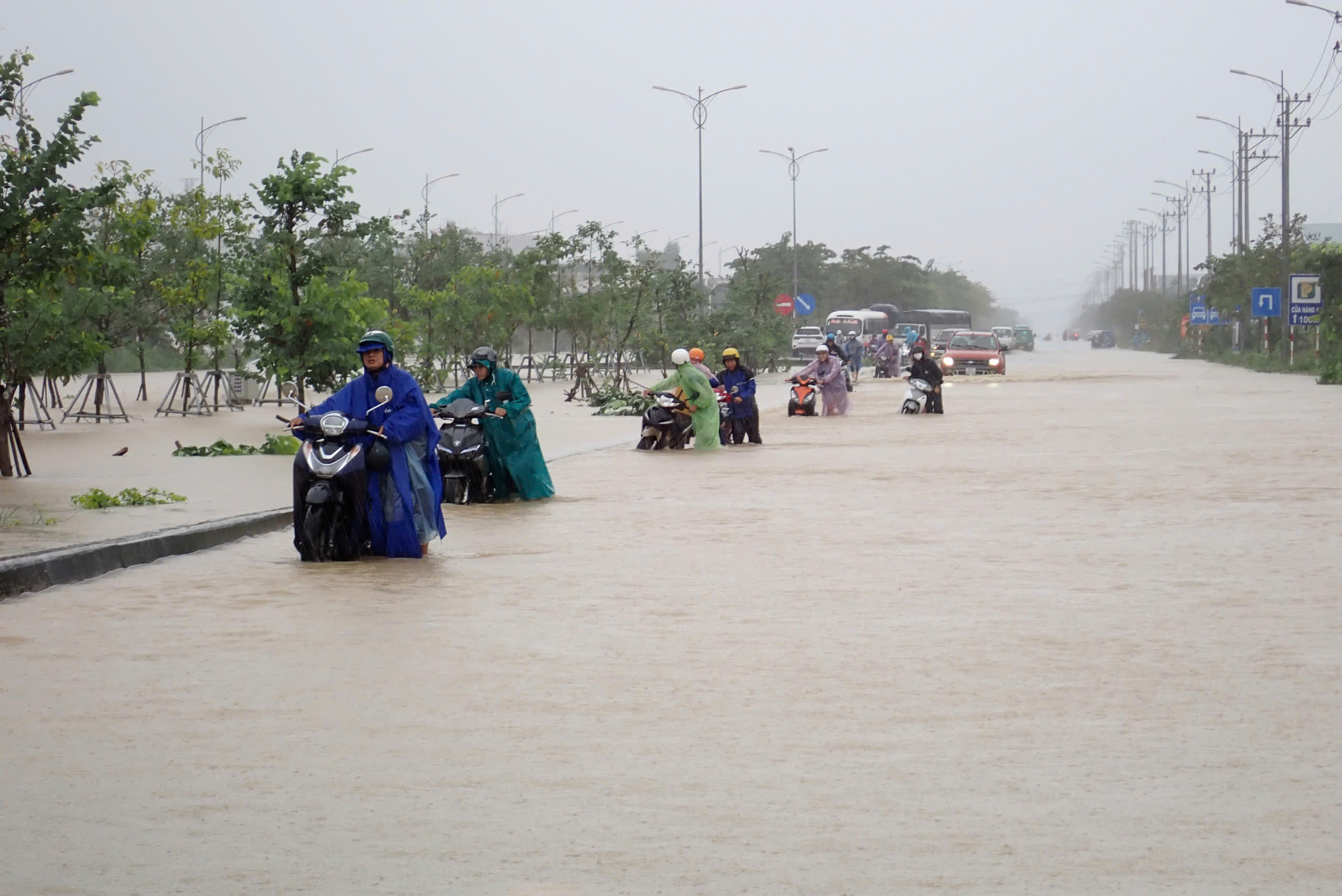 Nha Trang mênh mông biển nước vì lũ chồng lũ - Ảnh 5.