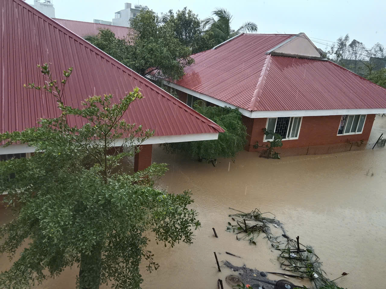 Nước ngập ' tấn công ' đêm tại Làng trẻ SOS Quy Nhơn khiến 130 người di dời khẩn cấp - Ảnh 1.