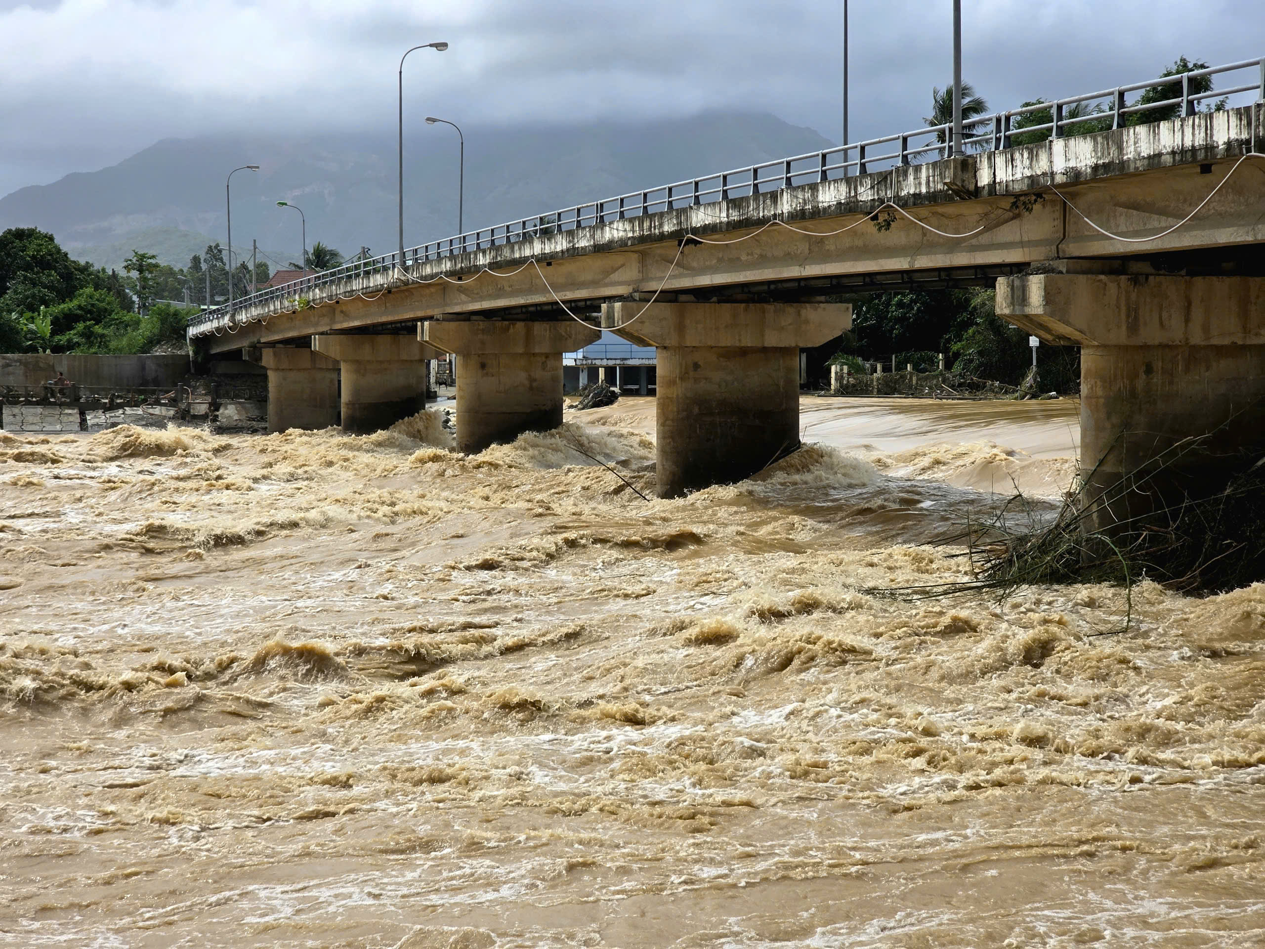 Nước sông Cái Nha Trang lên cao trở lại trưa 19.11, mưa to toàn tỉnh Khánh Hòa - Ảnh 1.