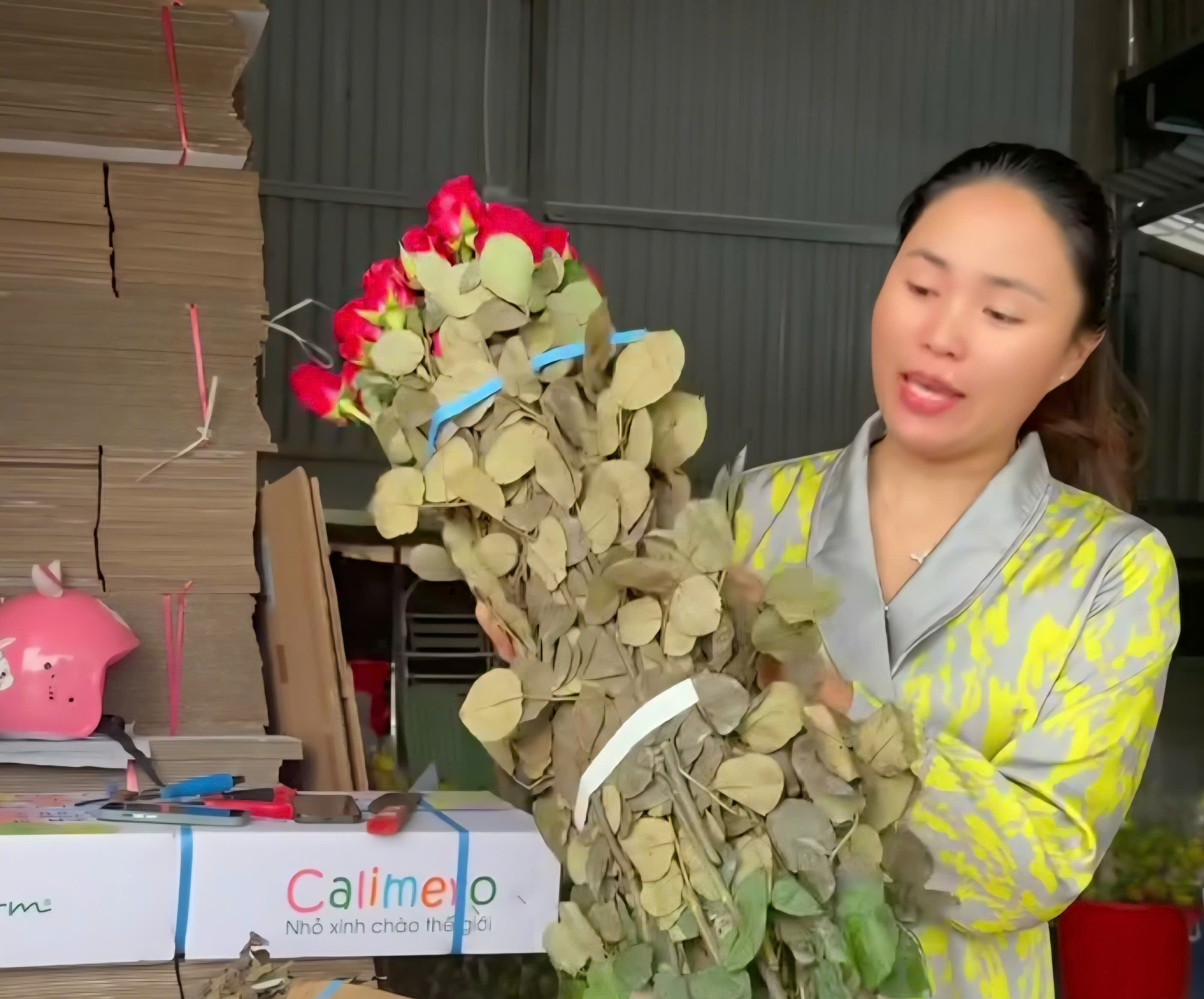 Mùa hoa 20.11 giữa mưa lũ buồn của người trồng hoa, buôn hoa Đà Lạt - Ảnh 1.