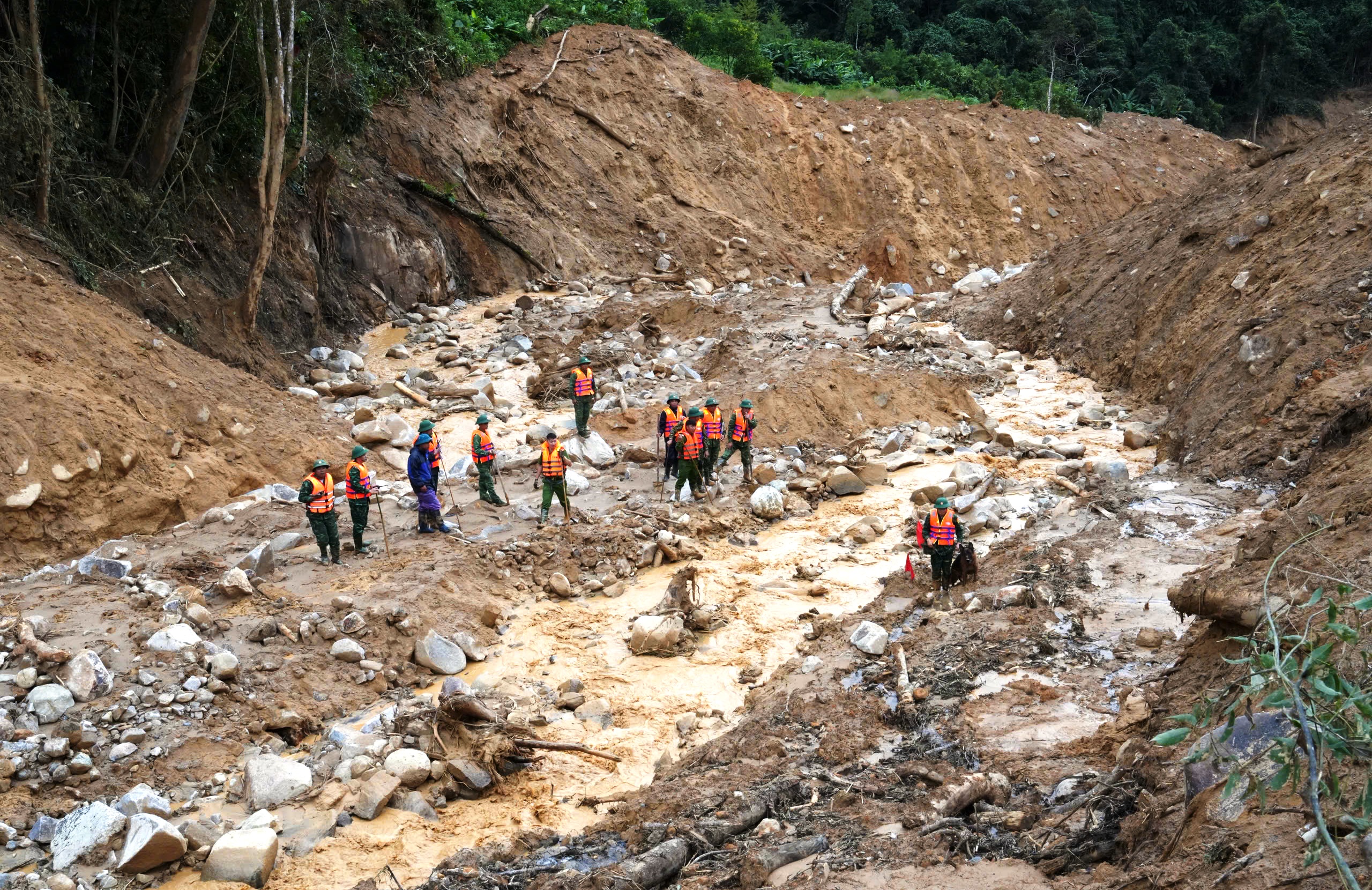 Sạt lở núi khiến 3 người bị vùi lấp: Tìm thấy một thi thể không nguyên vẹn- Ảnh 1.
