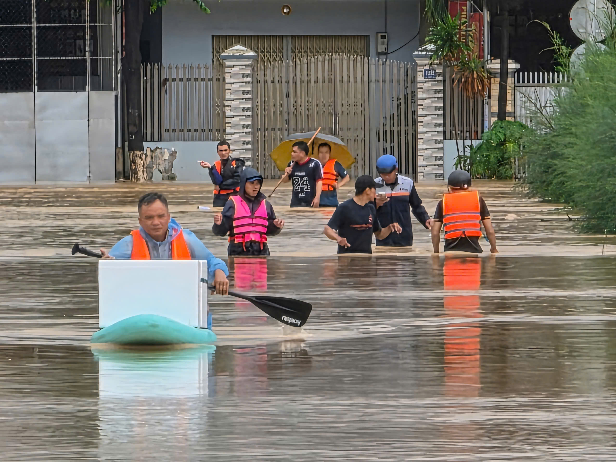 Người dân Nha Trang chật vật vì nước ngập, đường chia cắt - Ảnh 6.