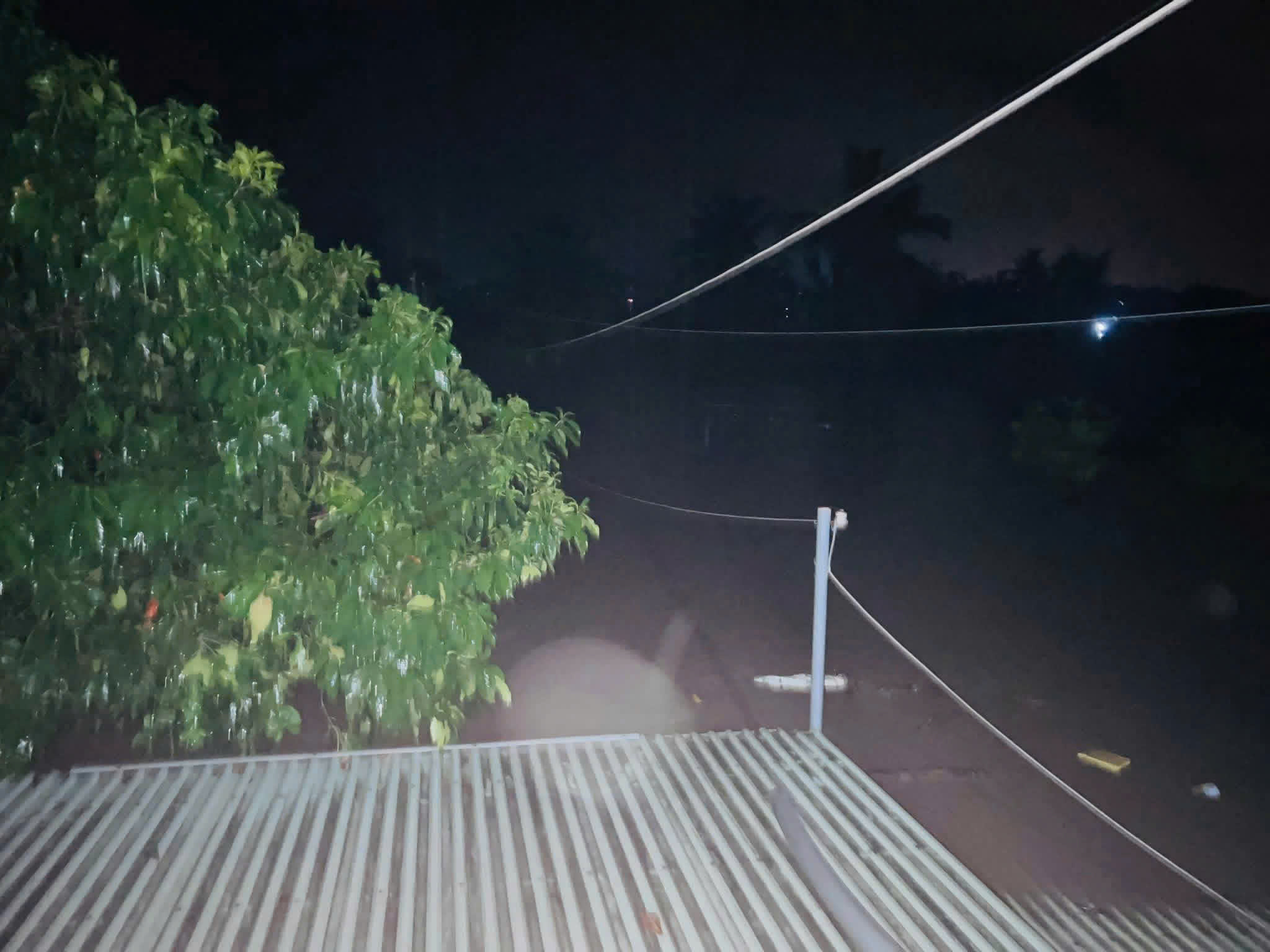 Lực lượng căng mình ứng cứu dân ở hạ lưu thủy điện Sông Ba Hạ - Ảnh 2.