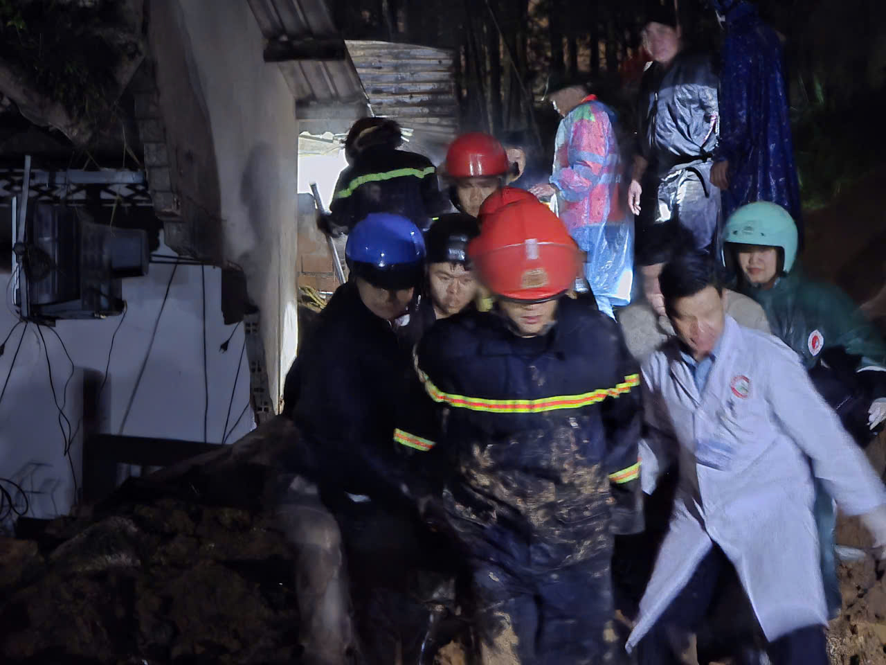 Giải cứu bé gái 8 tuổi bị mắc kẹt trong ngôi sập nhà ở Đà Lạt - Ảnh 2.