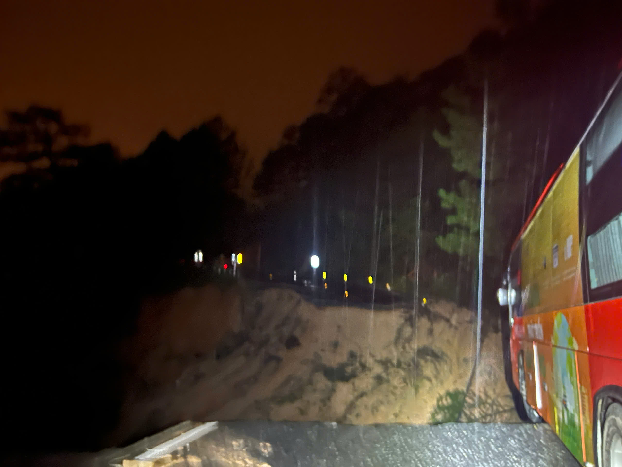 Cận cảnh đèo Mimosa bị xé toạc, đường vào Đà Lạt thêm ách tắc- Ảnh 6.