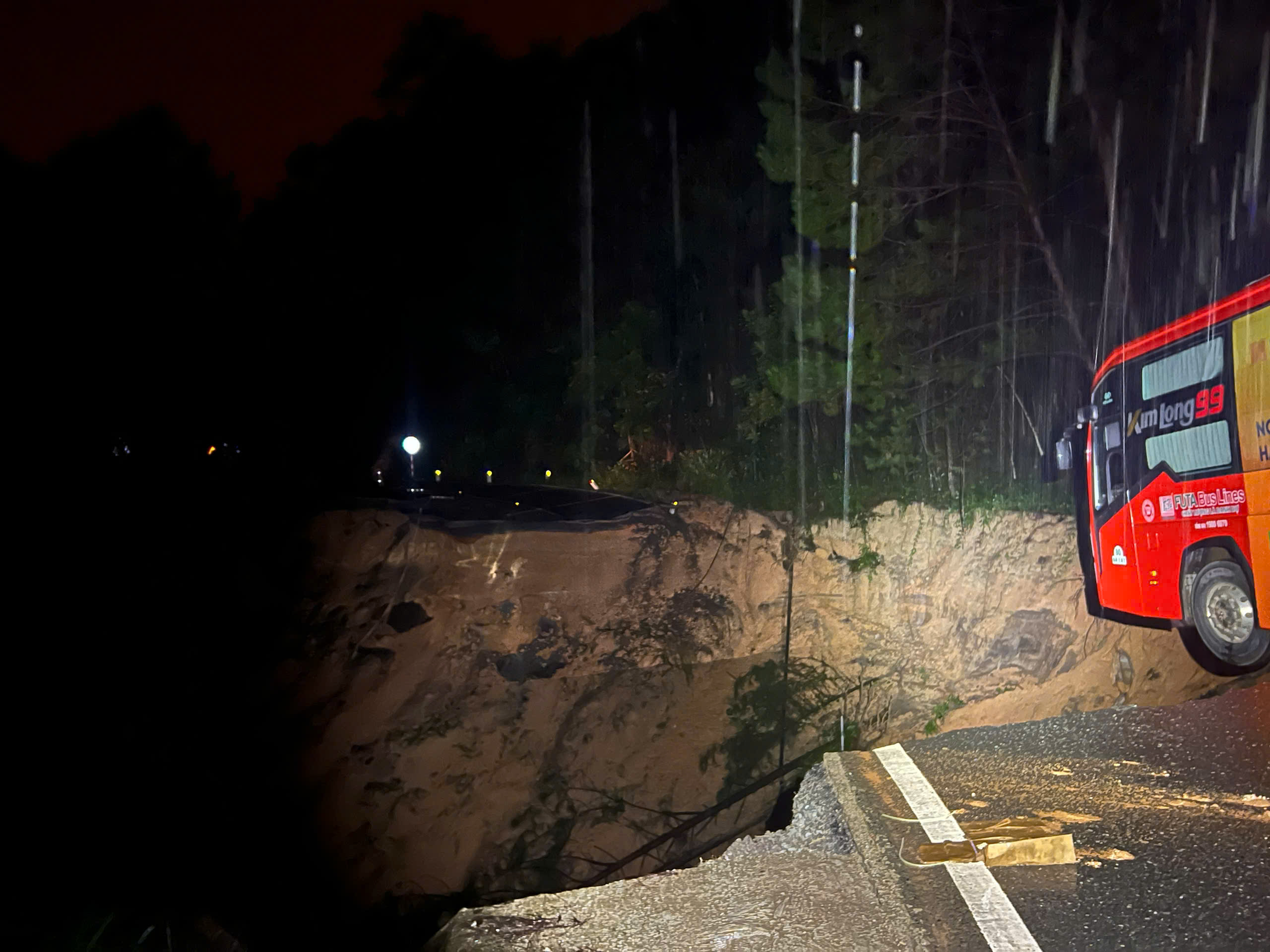 Cận cảnh đèo Mimosa bị xé toạc, đường vào Đà Lạt thêm ách tắc- Ảnh 2.