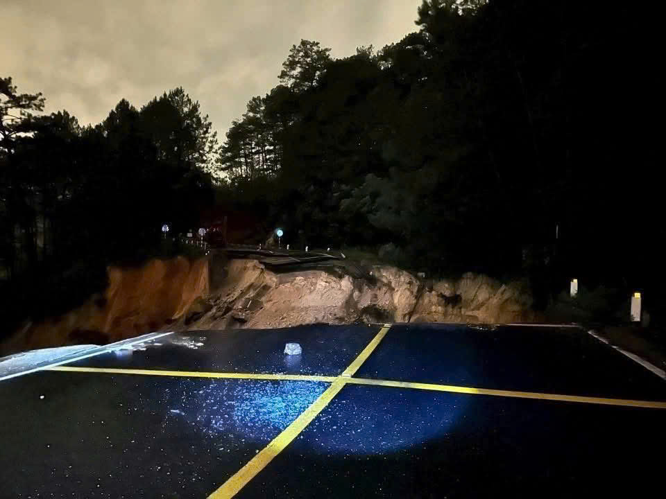 Cận cảnh đèo Mimosa bị xé toạc, đường vào Đà Lạt thêm ách tắc- Ảnh 7.