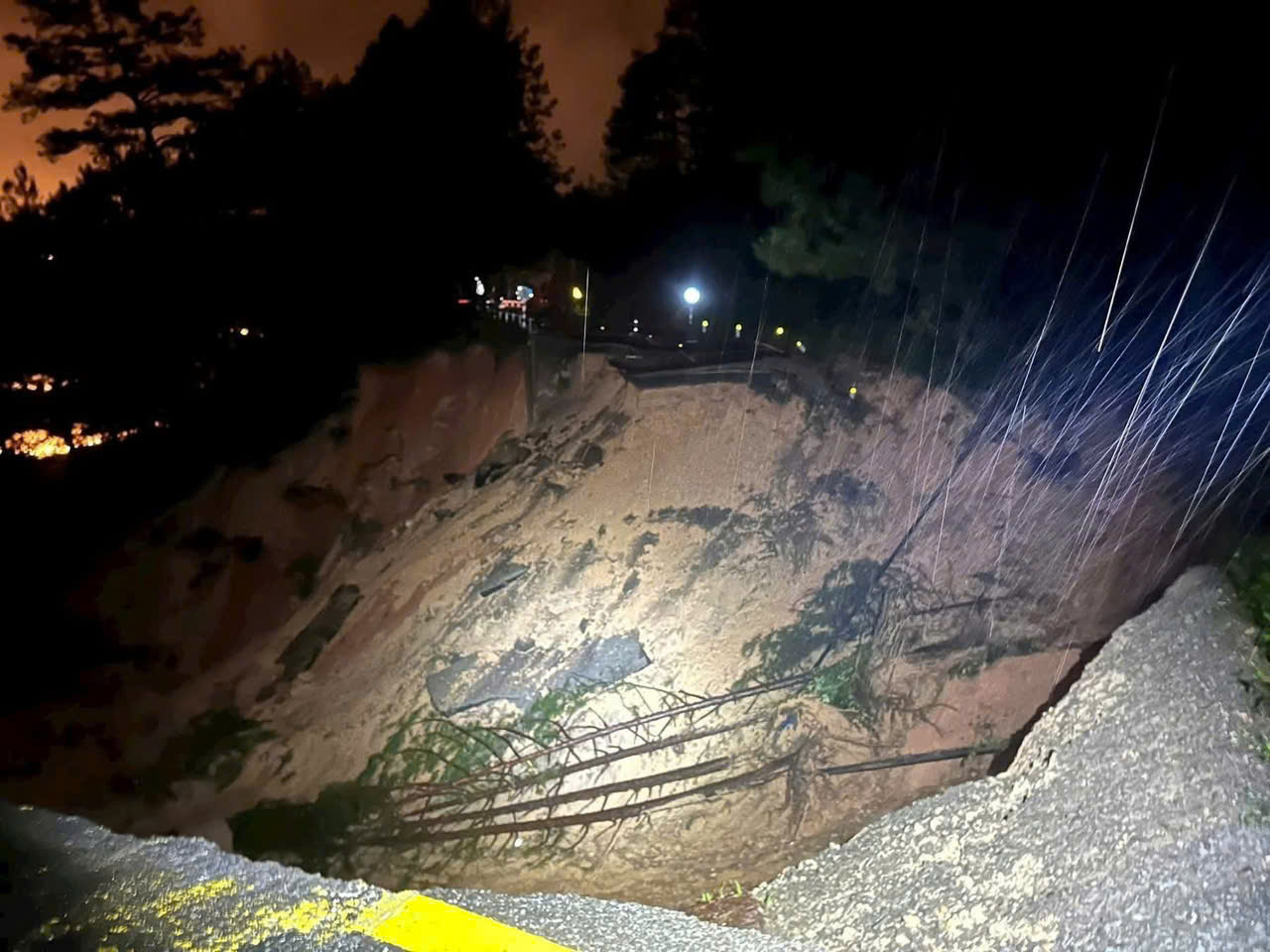 Cận cảnh đèo Mimosa bị xé toạc, đường vào Đà Lạt thêm ách tắc- Ảnh 5.