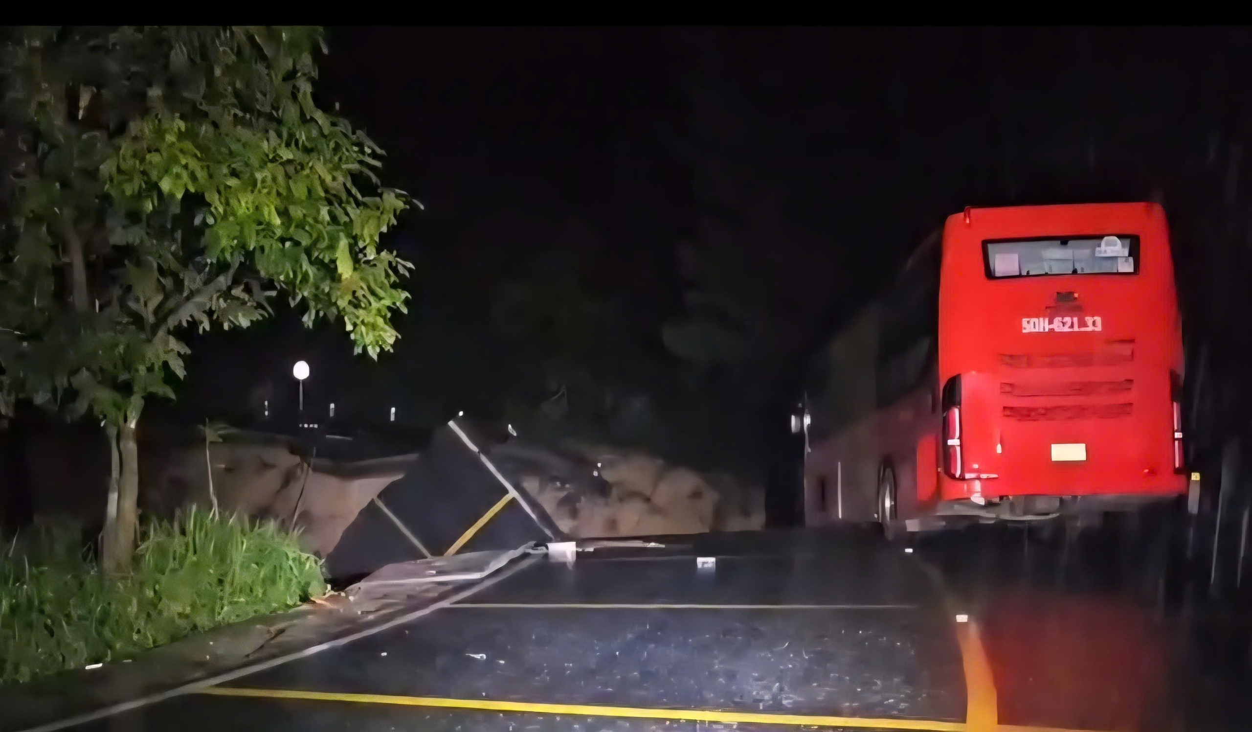 Cận cảnh đèo Mimosa bị xé toạc, đường vào Đà Lạt thêm ách tắc- Ảnh 3.