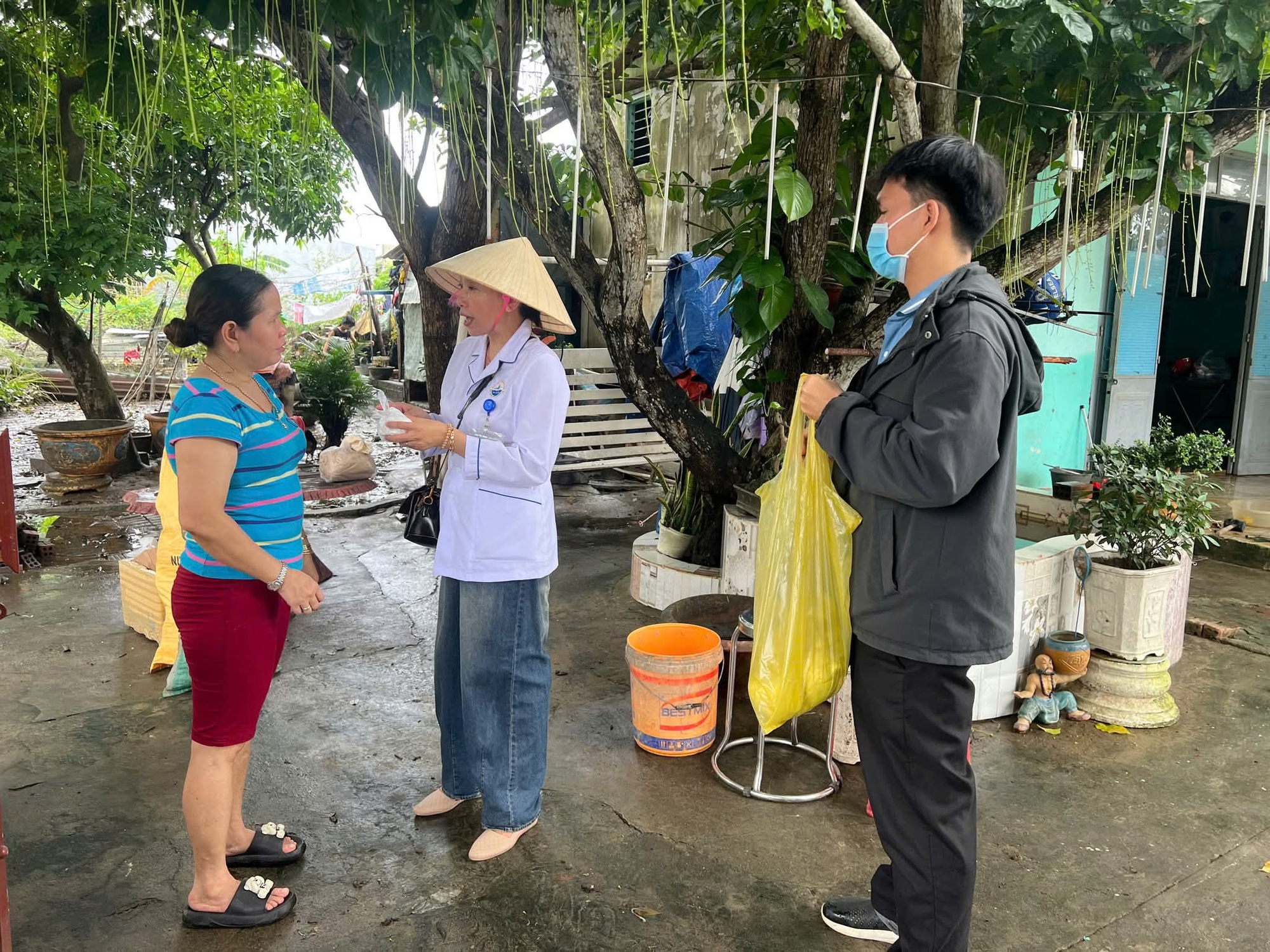 Sau Lũ Lịch Sử, Coi Chừng Dịch Bệnh Rình Rập- Ảnh 3.