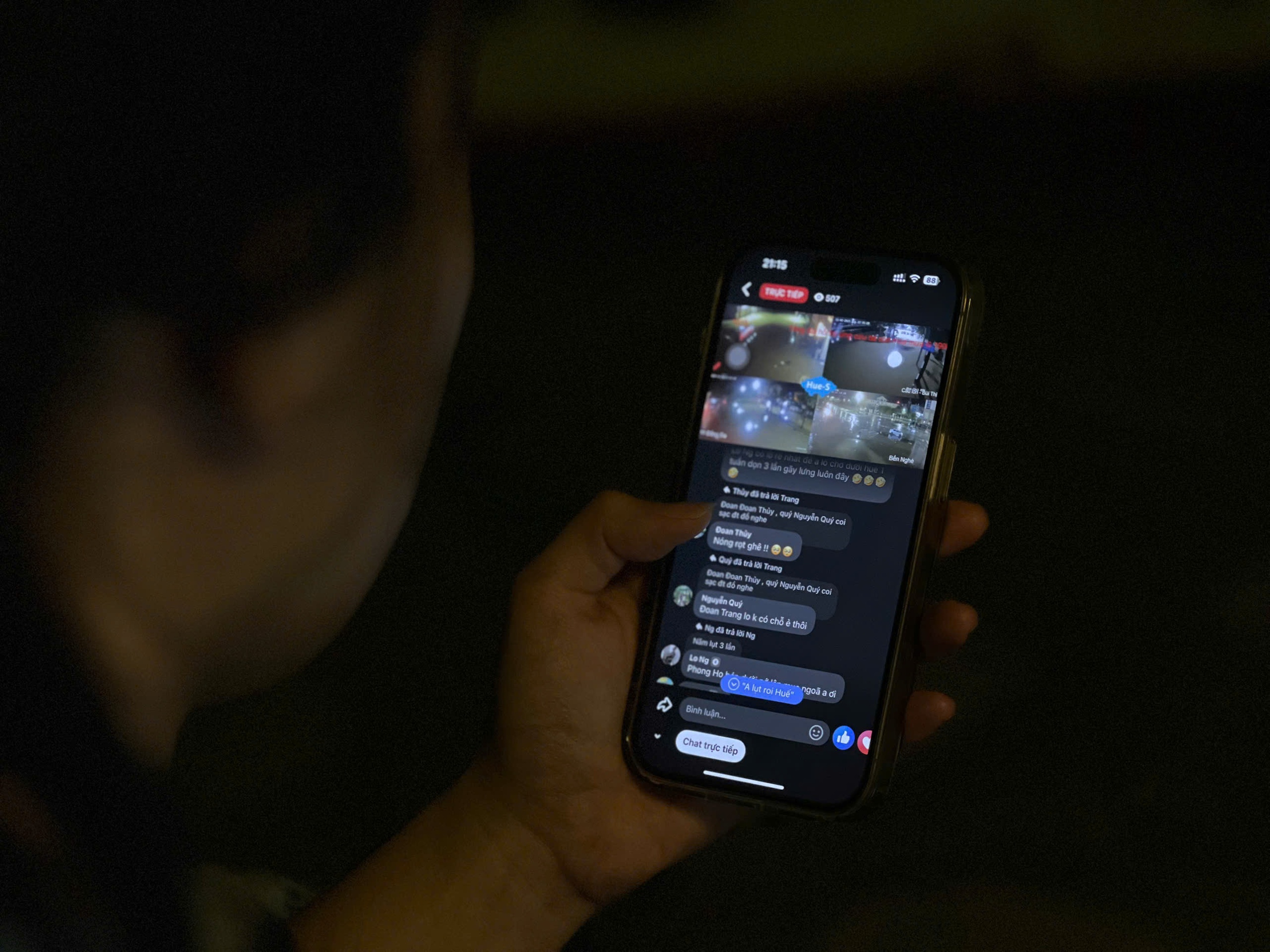 Người Huế thức đêm theo dõi livestream cập nhật mưa lũ , không hoang mang vì tin đồn - Ảnh 1. Người Huế thức đêm theo dõi livestream cập nhật mưa lũ , không hoang mang vì tin đồn - Ảnh 1.