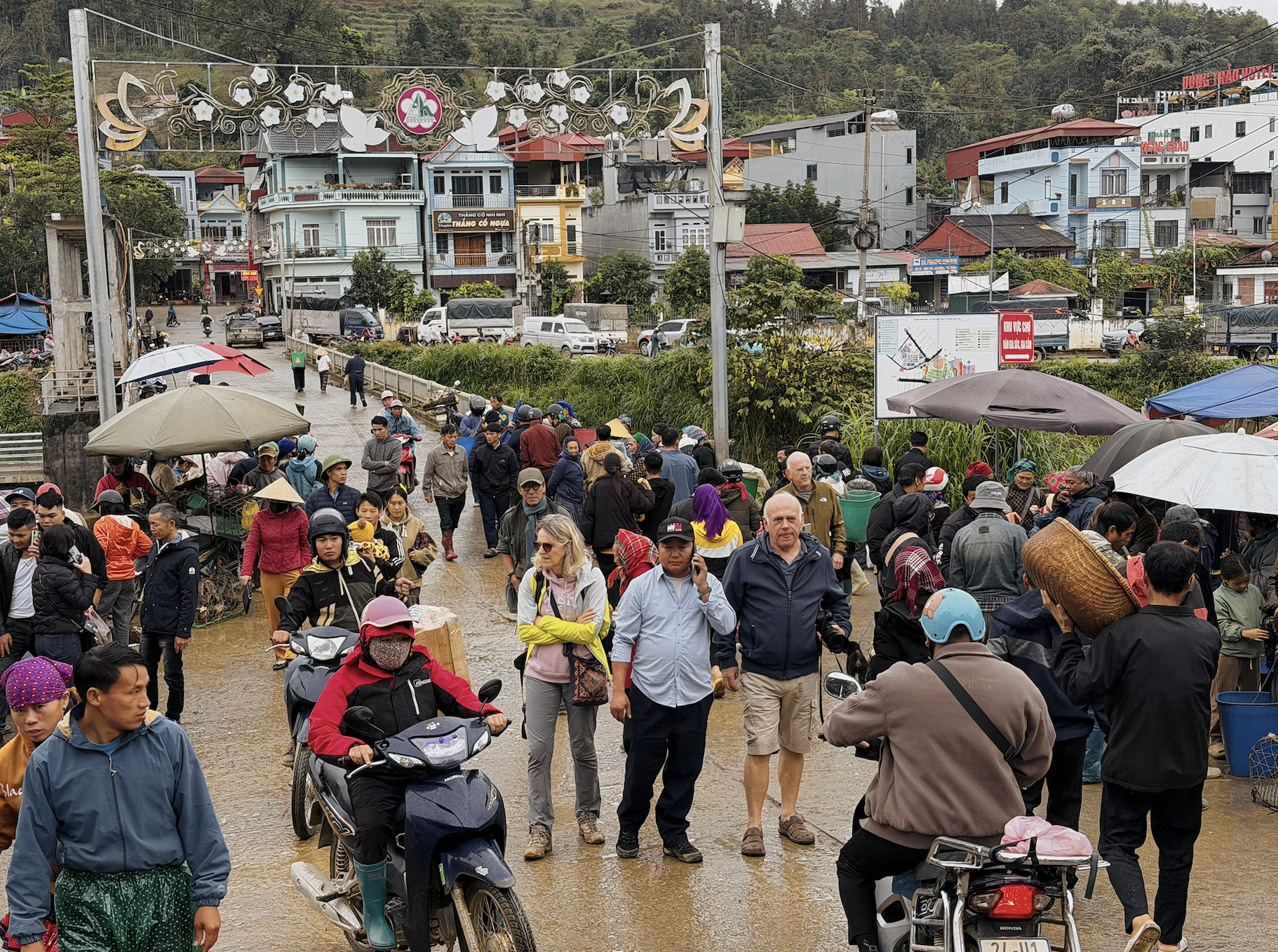 ផ្សារឆ្កែ Bac Ha អ៊ូអរពេលភ្លៀងធ្លាក់ - រូបថត ៧. Chợ chó Bắc Hà tấp nập trong mưa rét- Ảnh 7.