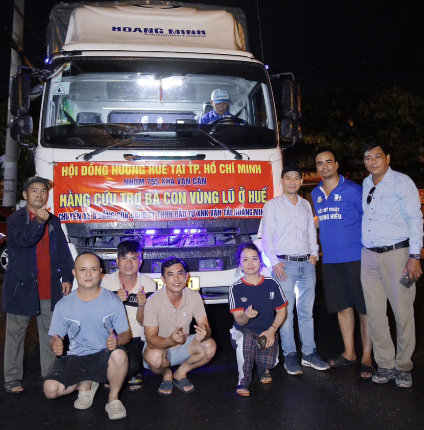 Chuyến xe trong đêm mưa từ TP.HCM ra Huế: Xúc động nghĩa tình đồng hương xa quê - Ảnh 1.