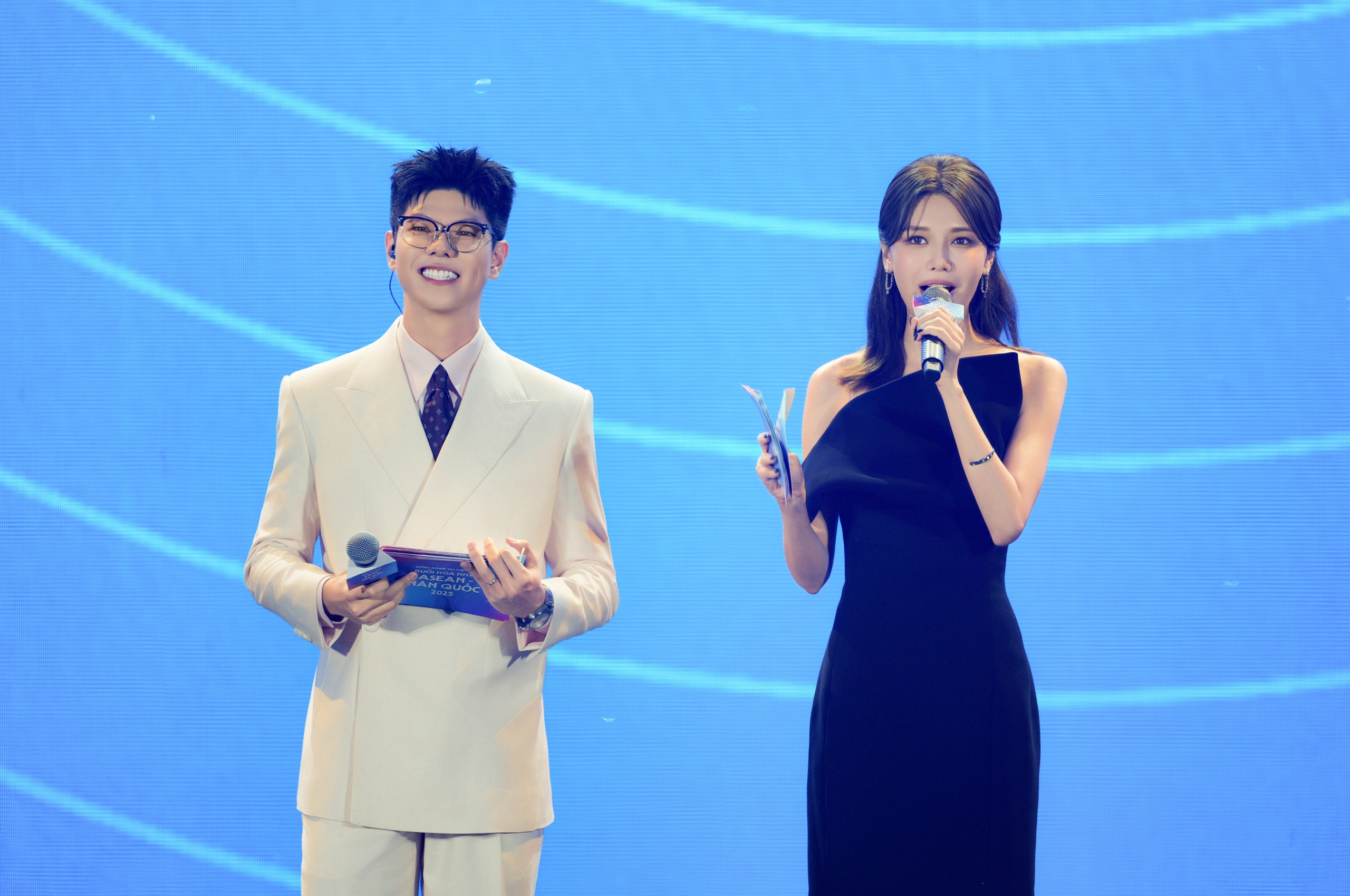 Đức Phúc tái hiện bản 'hit' tại ' Intervision', hát cùng Sooyoung (SNSD)  - Ảnh 1.