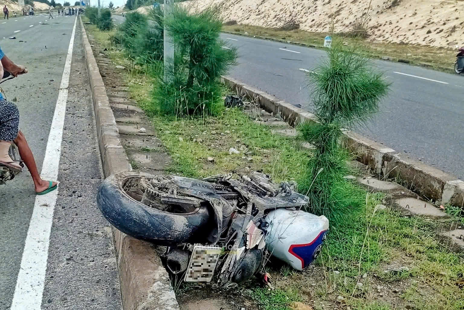 Mô tô phân khối lớn gãy đôi sau tai nạn tại Khánh Hòa, 1 người tử vong- Ảnh 1. Mô tô phân khối lớn gãy đôi sau tai nạn tại Khánh Hòa, 1 người tử vong- Ảnh 1.