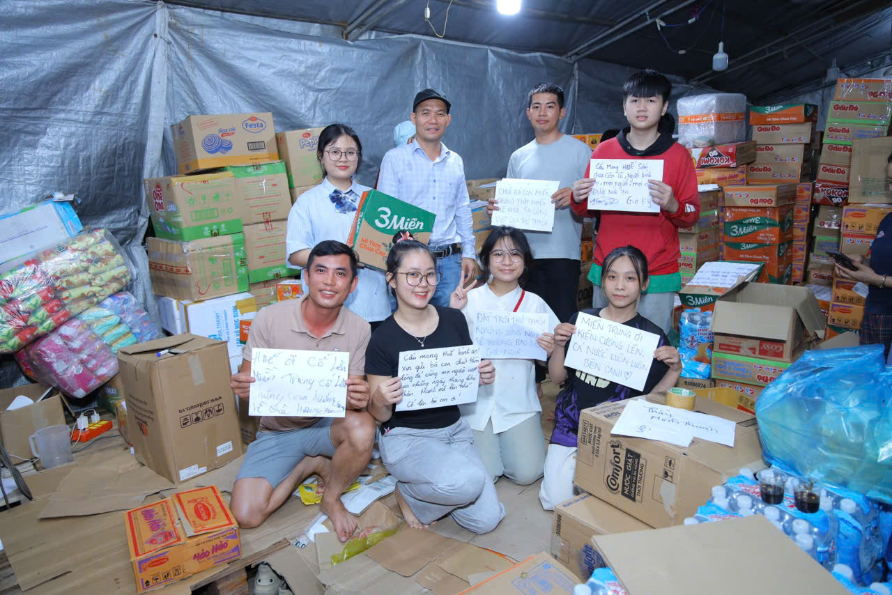 Chuyến xe trong đêm mưa từ TP.HCM ra Huế: Xúc động nghĩa tình đồng hương xa quê - Ảnh 2.